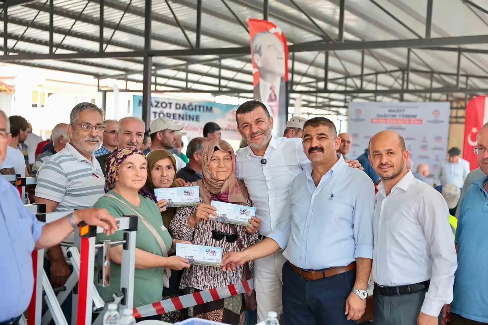 DENİZLİ BÜYÜKŞEHİR BELEDİYESİ, ARTAN GİRDİ MALİYETLERİ KARŞISINDA ZORLANAN ÜRETİCİLERE CAN SUYU OLMAYA DEVAM EDİYOR. 10 BİN 66 ÇİFTÇİYE TOPLAM 704 BİN 880 LİTRE MAZOT HİBESİ KAPSAYAN DEV PROJEDE DAĞITIM TÜM HIZIYLA SÜRÜYOR.
