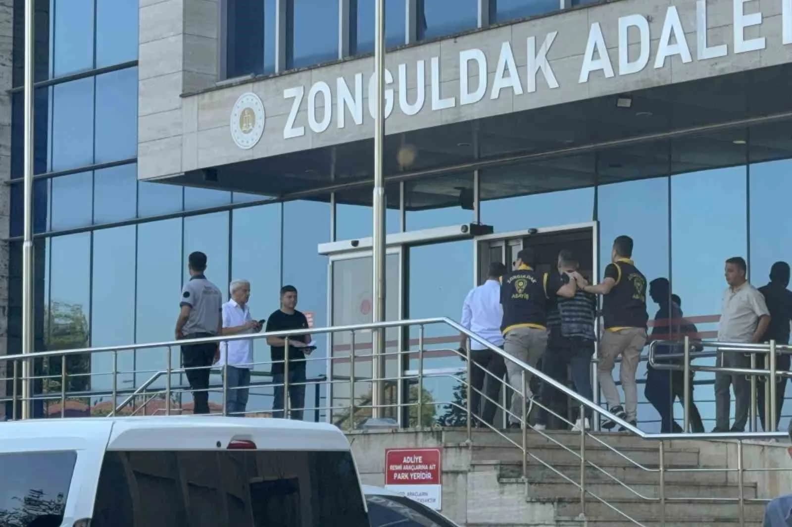 ZONGULDAK'TA 18 YIL ÖNCE ULUTAN BARAJI'NDA ÖLDÜRÜLEN AHMET YILMAZ'A İLİŞKİN YENİDEN AÇILAN FAİLİ MEÇHUL CİNAYET SORUŞTURMASI KAPSAMINDA EV HAPSİ CEZASINI İHLAL ETTİĞİ BELİRLENEN EMİRCAN İLERİ, YAKLAŞIK İKİ AY SÜREN ÇALIŞMANIN ARDINDAN POLİS EKİPLERİNCE YAKALANDI.