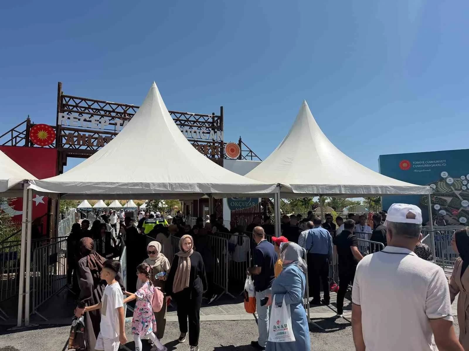 ANADOLU’NUN FETHİNİN 955. YIL DÖNÜMÜ DOLAYISIYLA BİTLİS’İN AHLAT İLÇESİNDE DÜZENLENECEK PROGRAM ÖNCESİ İLÇEDE YOĞUNLUK YAŞANIYOR. CUMHURBAŞKANI RECEP TAYYİP ERDOĞAN’IN KATILIMIYLA GERÇEKLEŞTİRİLECEK PROGRAM İÇİN VATANDAŞLAR AHLAT RECEP TAYYİP ERDOĞAN MİLLET BAHÇESİ’NE GELMEYE BAŞLADI.