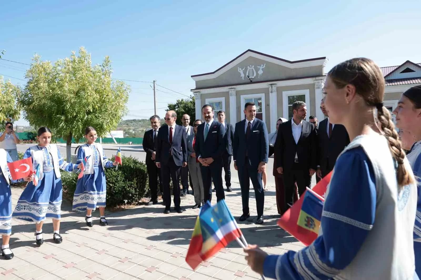 AVDARMA KÖYÜNE GEÇEN ZORLU, GAGAUZ ÇOCUKLARIN HALK OYUNLARI GÖSTERİSİ VE DOSTLUK İLE GÜVENİN SEMBOLÜ OLAN GELENEKSEL TUZ-EKMEK İKRAMIYLA KARŞILANDI.