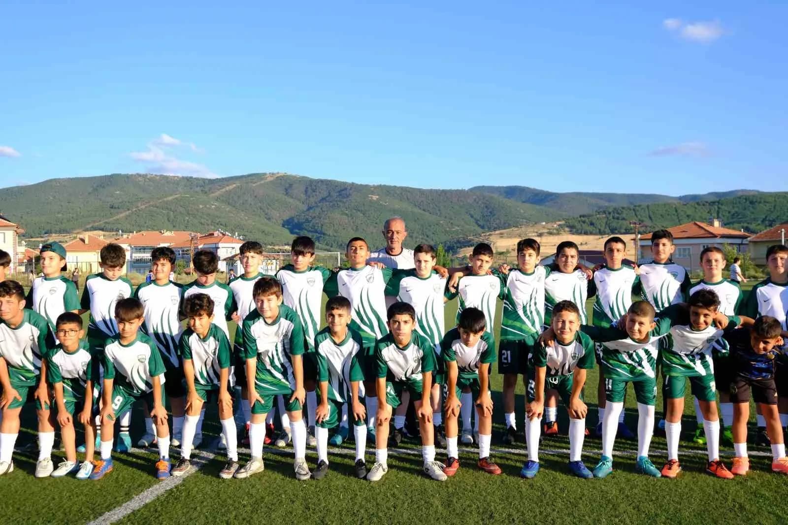 AKDAĞMADENİ BELEDİYESİ SPOR KULÜBÜ TARAFINDAN HAZİRAN AYINDA BAŞLATILAN YAZ FUTBOL OKULU, YAKLAŞIK 60 SPORCUNUN KATILIMIYLA DEVAM EDİYOR.-