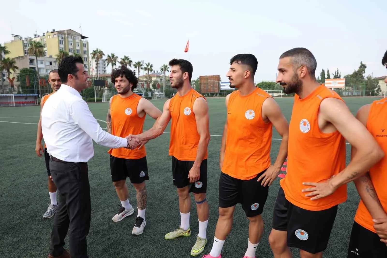 AKDENİZ KAYMAKAMI VE BELEDİYE BAŞKAN VEKİLİ MURAT BEŞİKCİ, 2026-2027 FUTBOL SEZONU PROFESYONELLİĞE GEÇİŞ LİGİ’NDE (PGL) MÜCADELE EDECEK AKDENİZ BELEDİYE SPOR KULÜBÜ FUTBOL TAKIMINI ANTRENMANDA ZİYARET EDEREK YENİ SEZON ÖNCESİ BAŞARI DİLEĞİNDE BULUNDU.
