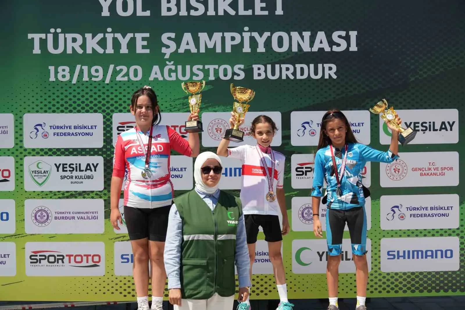 YEŞİLAY TÜRKİYE YOL ŞAMPİYONASI’NDA MÜCADELE EDEN AKHİSARLI SPORCULAR, FARKLI KATEGORİLERDE ELDE ETTİKLERİ DERECELERLE BÜYÜK BAŞARIYA İMZA ATTI. U15 KADINLAR KATEGORİSİNDE YARIŞAN İLKNUR BUĞLEM KARATAŞ İSE TÜRKİYE ŞAMPİYONU OLDU.