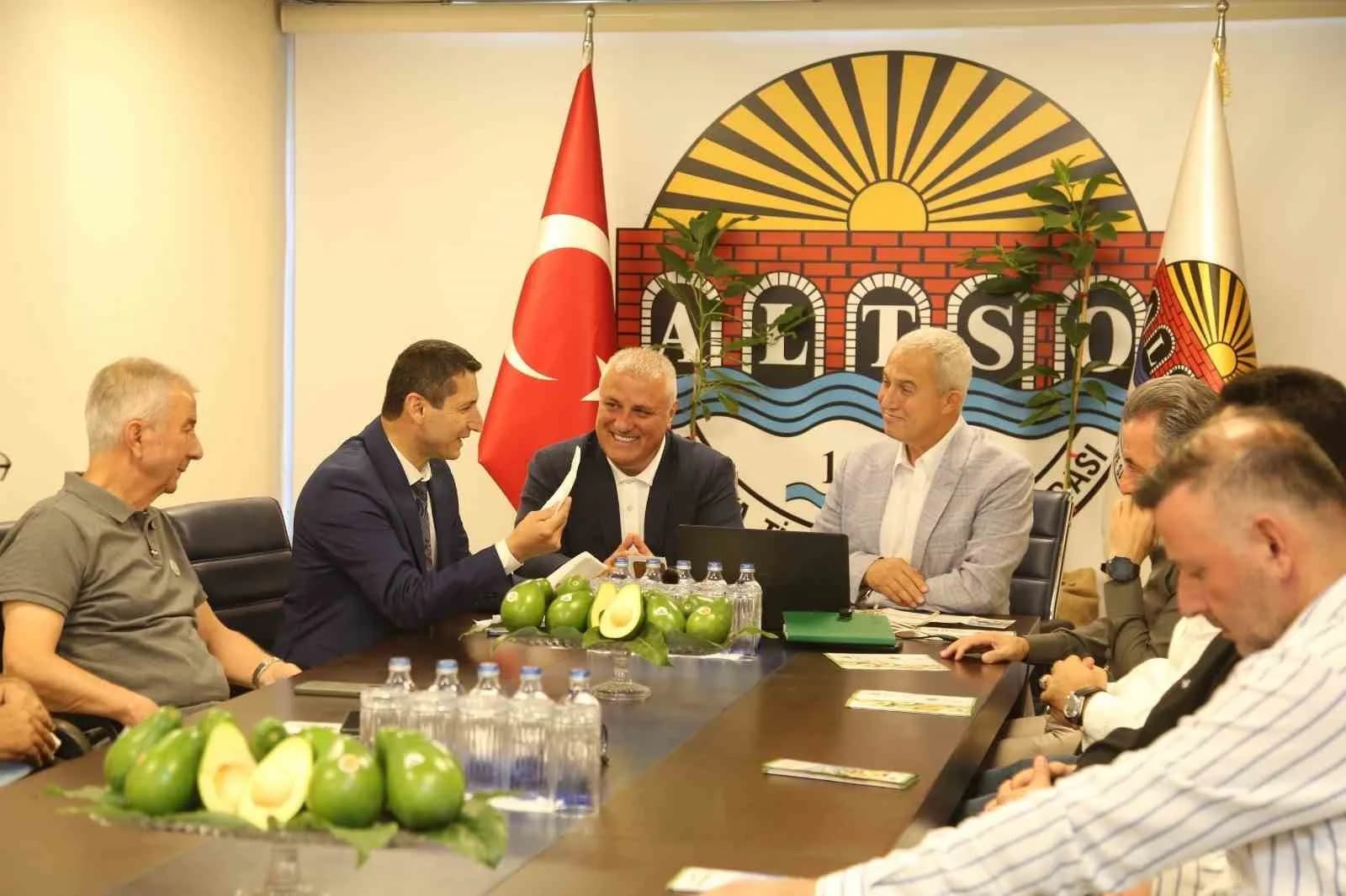 ALANYA TİCARET VE SANAYİ ODASI (ALTSO), ALANYA’NIN TARIMSAL DEĞERLERİNİ ULUSLARARASI ALANDA MARKALAŞTIRMA HEDEFİ DOĞRULTUSUNDA ÖNEMLİ BİR ADIM DAHA ATTI. ALANYA KEÇİBOYNUZU’NUN ARDINDAN ALANYA AVOKADOSU’NUN DA AVRUPA BİRLİĞİ COĞRAFİ İŞARET BAŞVURUSU ALTSO EV SAHİPLİĞİNDE DÜZENLENEN TÖRENLE GERÇEKLEŞTİRİLDİ.