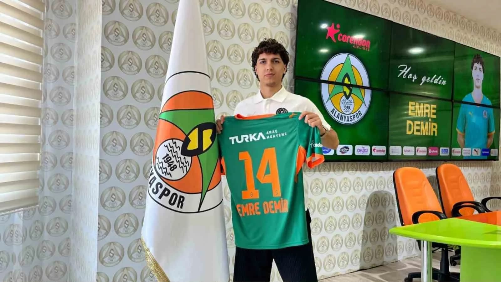 CORENDON ALANYASPOR, FENERBAHÇE’DEN 22 YAŞINDAKİ ORTA SAHA OYUNCUSU EMRE DEMİR’İ KADROSUNA KATTI. GENÇ FUTBOLCUYLA 3 YILLIK SÖZLEŞME İMZALANDI.