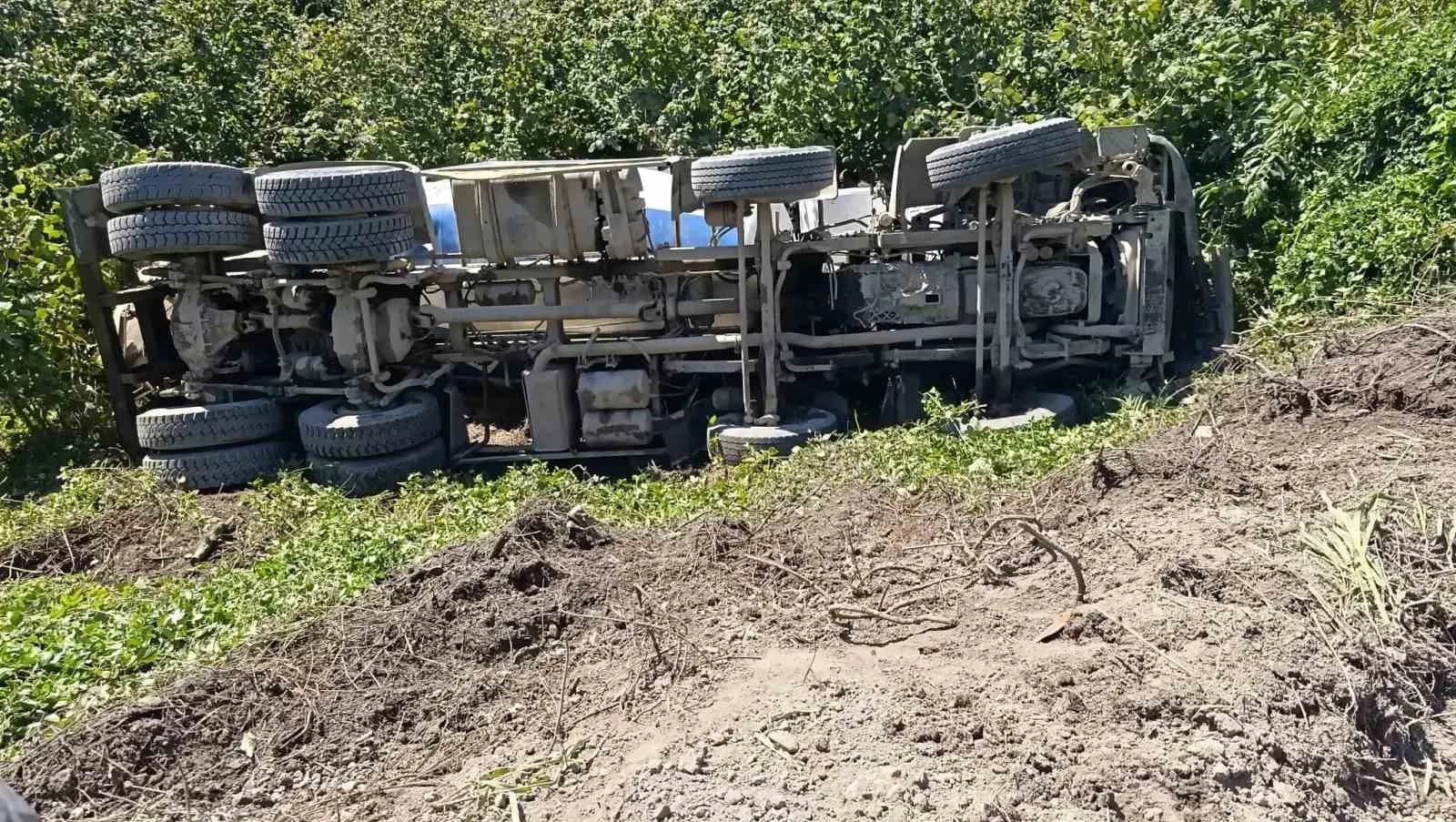 ZONGULDAK (İHA) - ZONGULDAK’IN ALAPLI İLÇESİNDE VİRAJI ALAMAYARAK ŞARAMPOLE UÇAN BETON MİKSERİNİN SÜRÜCÜSÜ YARALANDI.