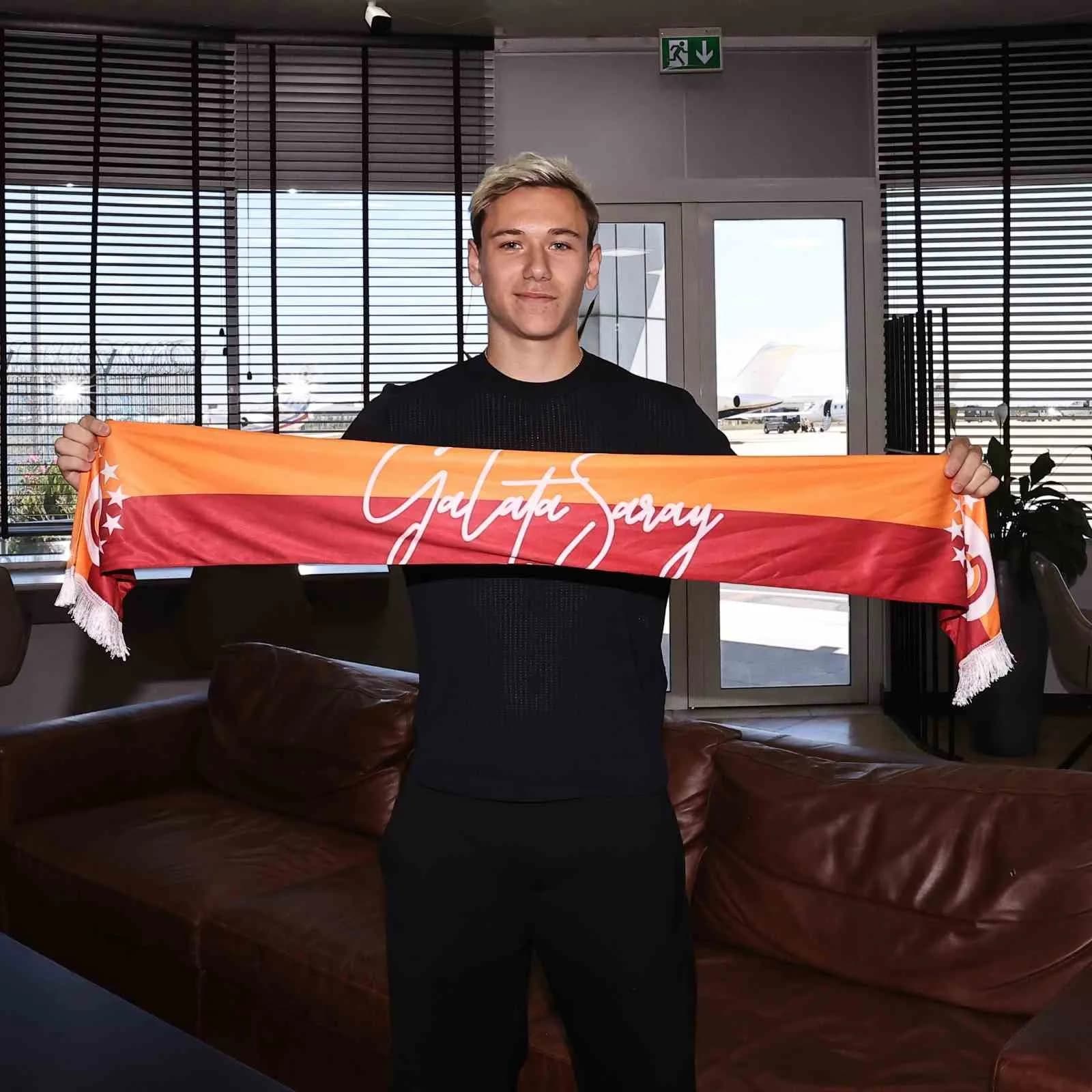 GALATASARAY'IN TRANSFER GÖRÜŞMELERİNE BAŞLADIĞI 21 YAŞINDAKİ SERGEİ BATRAKOV, ÖZEL UÇAKLA İSTANBUL’A GELDİ.