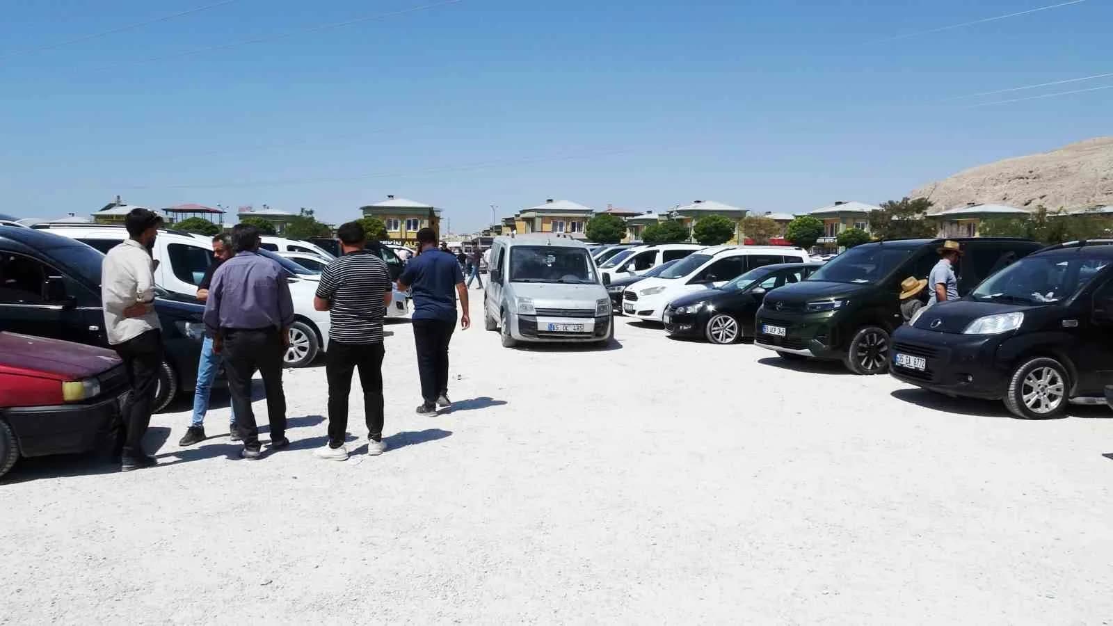 VAN’IN TUŞBA İLÇESİNDE KURULAN İKİNCİ EL AÇIK OTO PAZARINDA, SIFIR ARAÇLARDAKİ KAMPANYALARIN ETKİSİYLE ALICI VE SATICI ARASINDAKİ HAREKETLİLİK AZALDI.