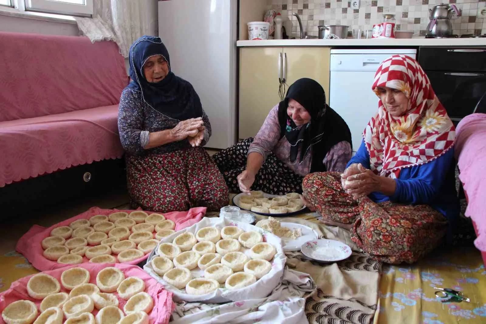 AMASYA'NIN TAŞOVA İLÇESİNE BAĞLI ALPASLAN KÖYÜNDE GELENEKSEL ‘ÇANAK TARHANA' MESAİSİ BAŞLADI. ALPASLANLILAR ÇANAK ŞEKLİ VEREREK KURUTTUKLARI KÖYLERİNE ÖZGÜ TARHANAYA COĞRAFİ İŞARET ALINMASINI TALEP EDİYOR.