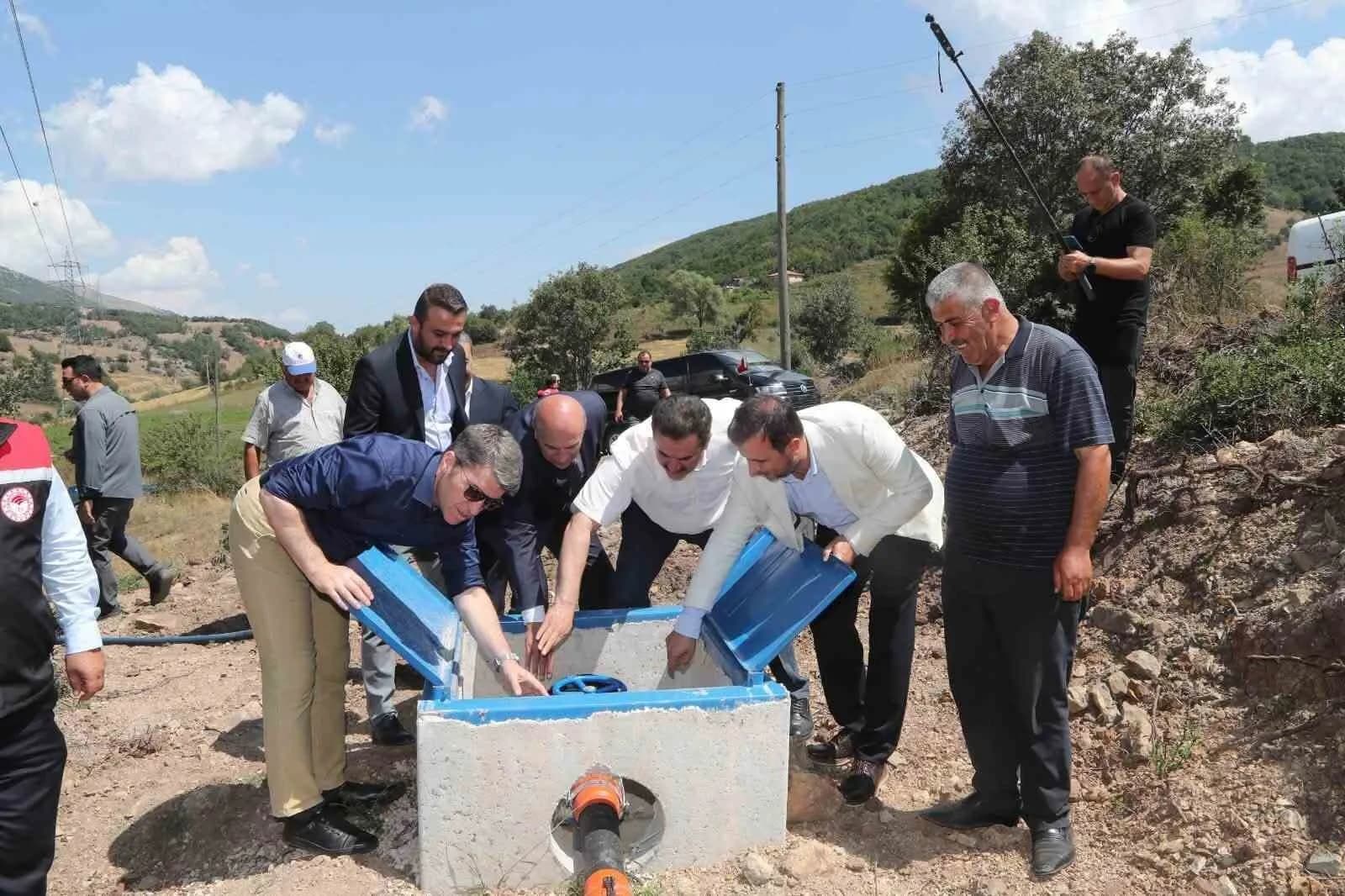 AMASYA’DA DİREKLİ KÖYÜNDE KAZI HAVUZUNDAN SAĞLANAN SUYUN BASINÇLI SULAMA SİSTEMİYLE 19 HEKTARLIK TARIM ARAZİSİNE ULAŞTIRILMASI SAĞLANDI. PROJENİN AÇILIŞI AMASYA VALİSİ ÖNDER BAKAN, AK PARTİ AMASYA MİLLETVEKİLİ HALUK İPEK VE AK PARTİ İL BAŞKANI UZUN İLE DİĞER YETKİLİLERİN KATILIMIYLA GERÇEKLEŞTİ.