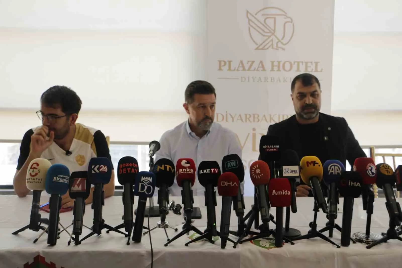 AMED SPORTİF FAALİYETLER TEKNİK DİREKTÖRÜ BESNİK HASİ VE FUTBOL ŞUBE SORUMLUSU NEDİM ŞİMŞEK BASIN TOPLANTISI YAPTI.