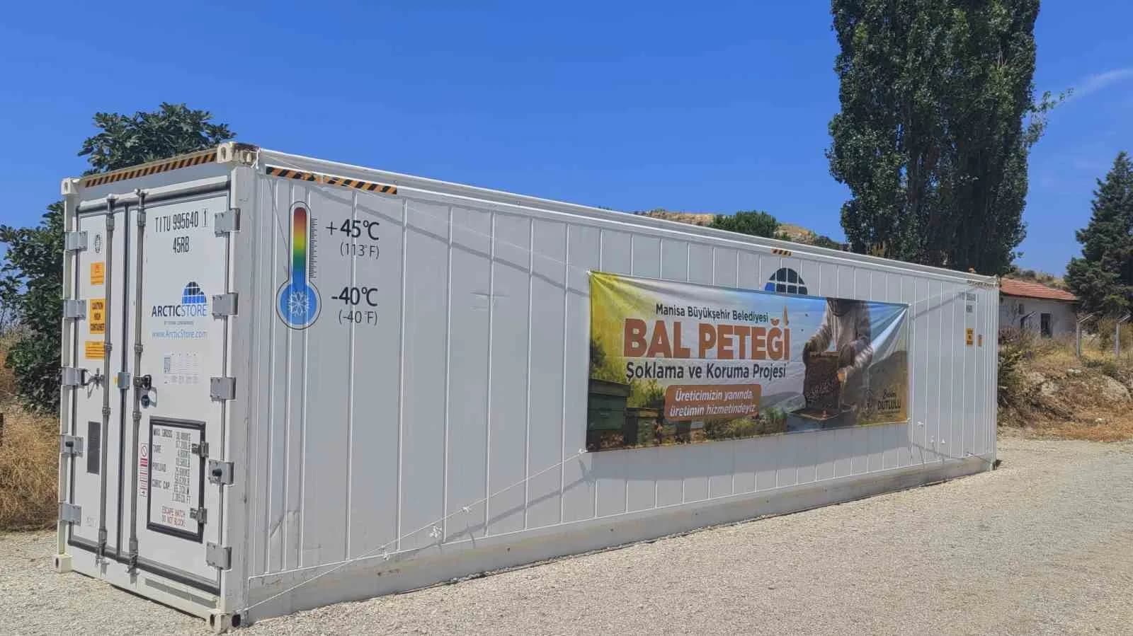 MANİSA BÜYÜKŞEHİR BELEDİYESİ, ARICILARIN EN ÖNEMLİ SORUNLARINDAN BİRİ OLAN BÜYÜK BALMUMU GÜVESİNE KARŞI 'BAL PETEĞİ MUHAFAZA VE KORUMA PROJESİ'Nİ HAYATA GEÇİRİYOR. GÖLMARMARA’NIN HIROĞLU MAHALLESİ’NDE KURULAN KONTEYNER TİPİ SOĞUK HAVA DEPOSUNDA KABARTILMIŞ PETEKLER EKSİ 30 DERECEDE ŞOKLANARAK ZARARLILARDAN ARINDIRILACAK. ŞOKLANAN PETEKLER, ARICILARA YÜZDE 100 HİBE DESTEĞİYLE TESLİM EDİLEREK BİR SONRAKİ SEZONA KADAR GÜVENLE MUHAFAZA EDİLECEK.