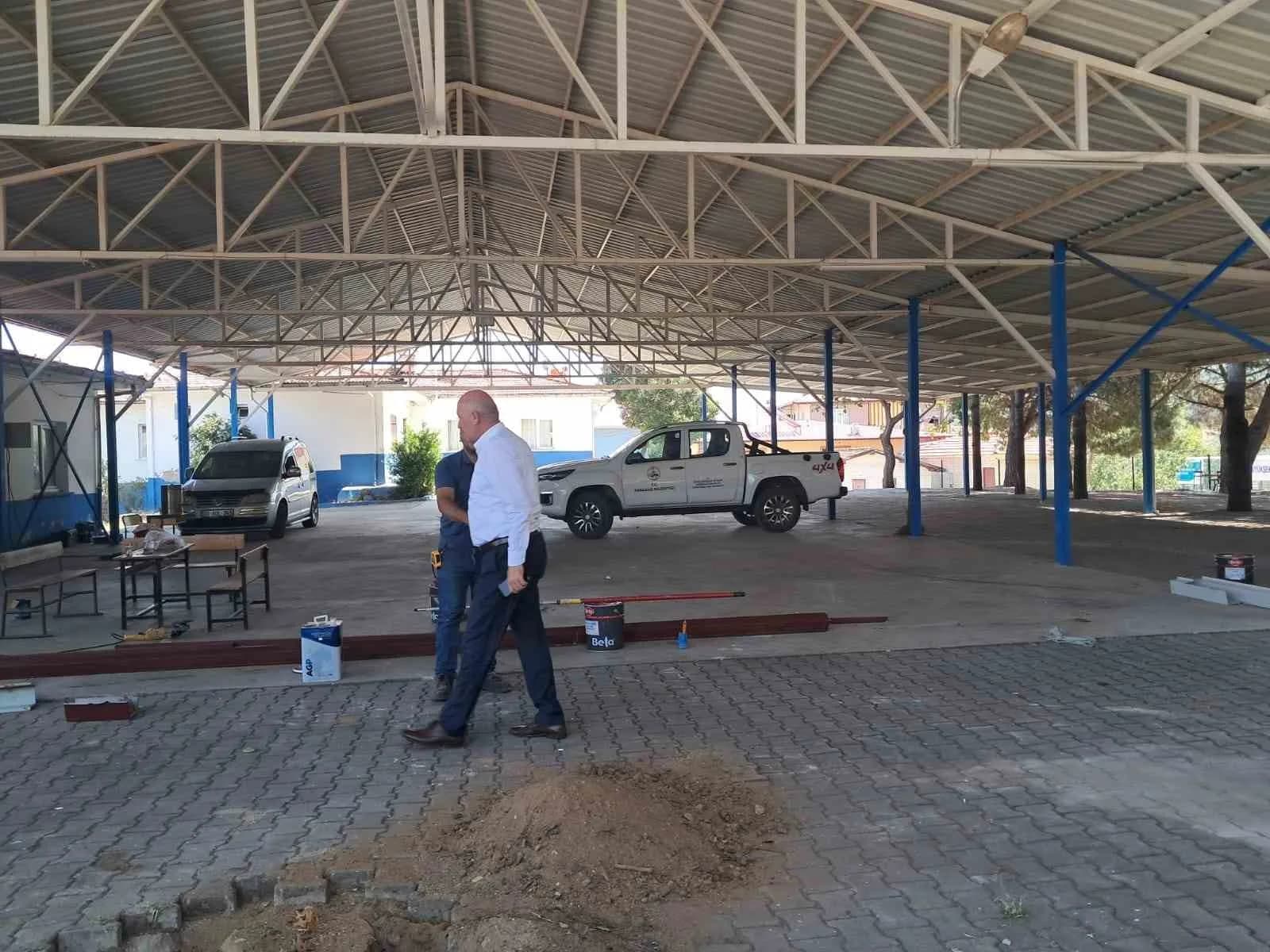 BABADAĞ BELEDİYESİ, YENİKÖY MAHALLESİ’NDEKİ OKUL BAHÇESİNİN ÖĞRENCİLER TARAFINDAN FARKLI HAVA KOŞULLARINDA DAHA RAHAT KULLANILABİLMESİ AMACIYLA ÇATI YAPIMINA BAŞLADI. BELEDİYE BAŞKANI MURAT KUMRAL, ÇALIŞMALARI YERİNDE İNCELEDİ.