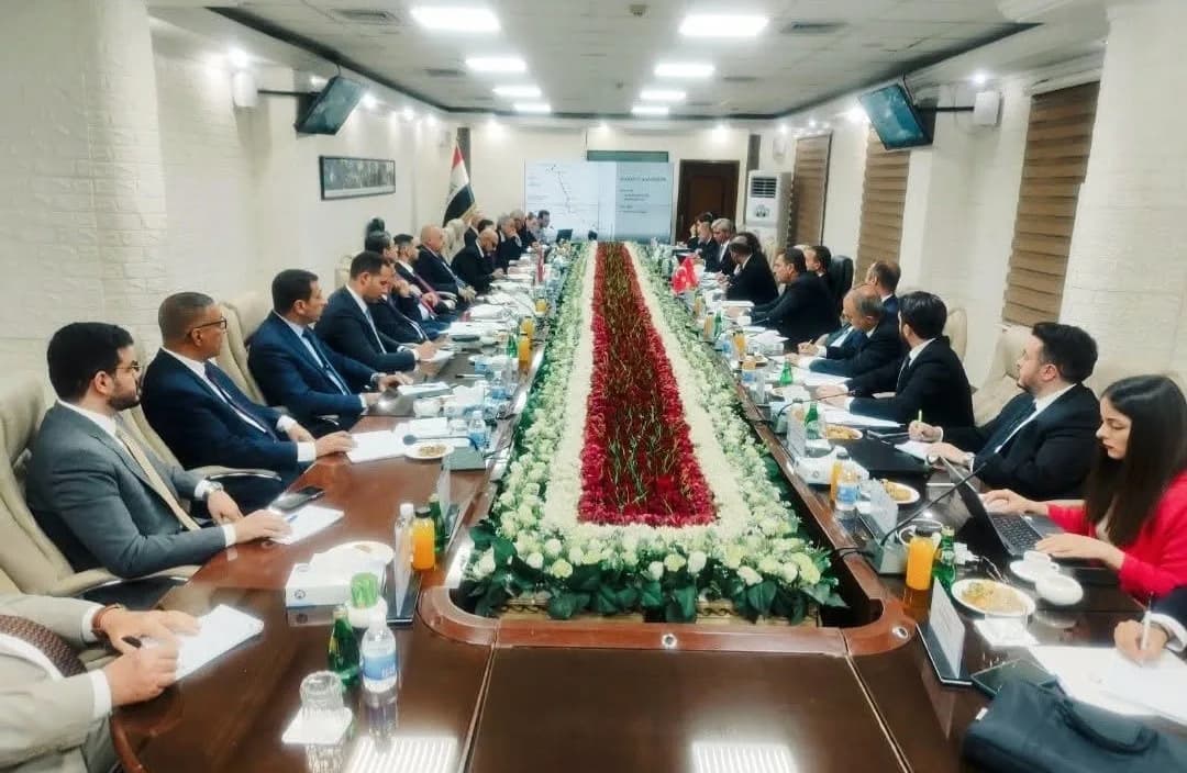 TÜRK VE IRAKLI YETKİLİLER, İKİ ÜLKENİN ULAŞTIRMA ALTYAPISINI GÜÇLENDİRMEYİ HEDEFLEYEN "KALKINMA YOLU PROJESİ" KAPSAMINDA İKİNCİ ORTAK TOPLANTIDA BAĞDAT’TA BİR ARAYA GELDİ.