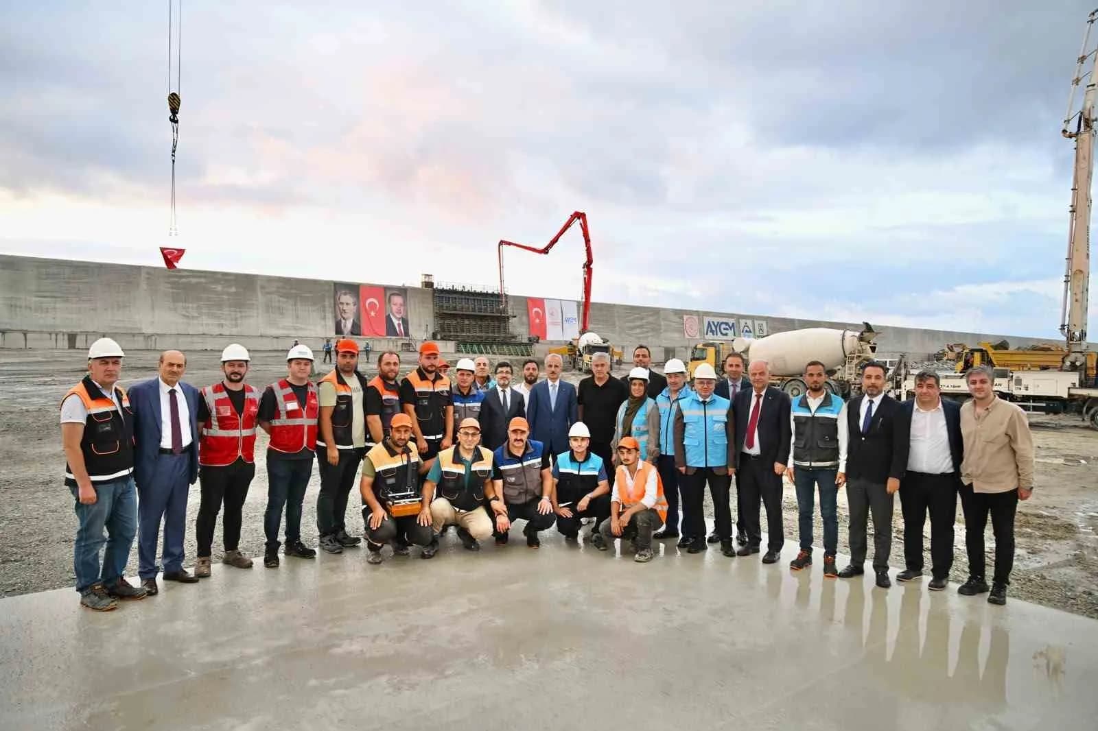 ULAŞTIRMA VE ALTYAPI BAKANI ABDULKADİR URALOĞLU, YÜZDE 82 FİZİKİ GERÇEKLEŞMEYE ULAŞAN RİZE İYİDERE LOJİSTİK LİMANI'NIN SON ANO KRONMAN BETON DÖKÜM TÖRENİ'NE KATILDI