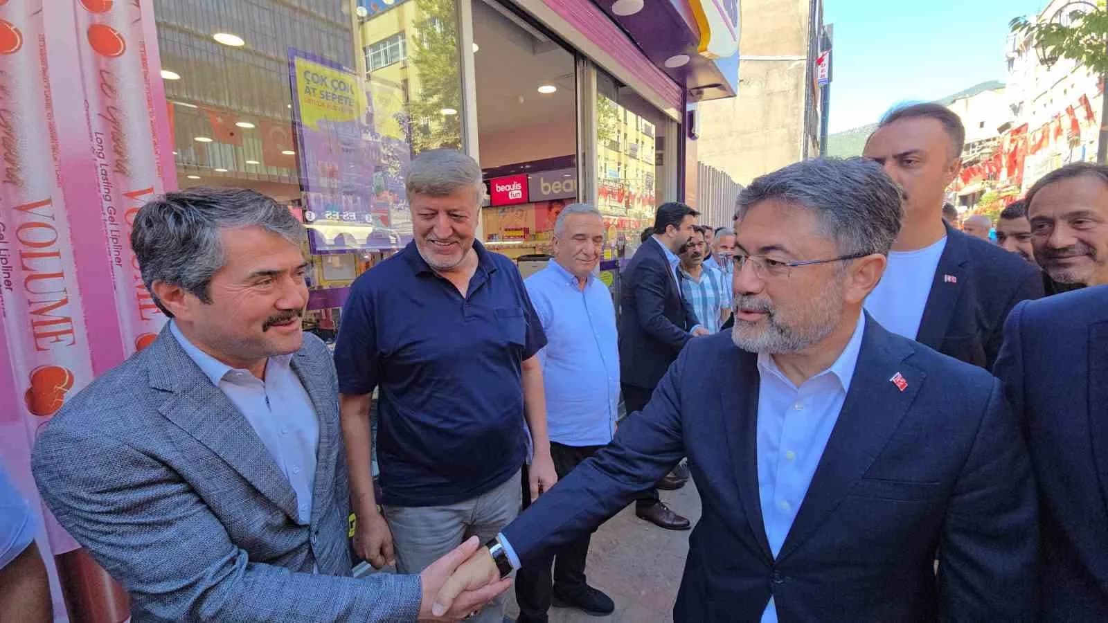 TARIM VE ORMAN BAKANI İBRAHİM YUMAKLI, KARABÜK'TEKİ TEMASLARI KAPSAMINDA AK PARTİ KARABÜK İL BAŞKANLIĞINI ZİYARET EDEREK TEŞKİLAT MENSUPLARIYLA BİR ARAYA GELDİ.