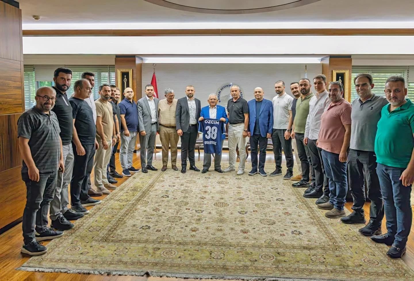 KAYSERİ BÜYÜKŞEHİR BELEDİYE BAŞKANI DR. MEMDUH BÜYÜKKILIÇ, OLAĞANÜSTÜ GENEL KURULDA ERCİYES 38 FK KULÜP BAŞKANLIĞINA SEÇİLEN LATİF ERSOY VE YÖNETİMİNİ MAKAMINDA AĞIRLADI.