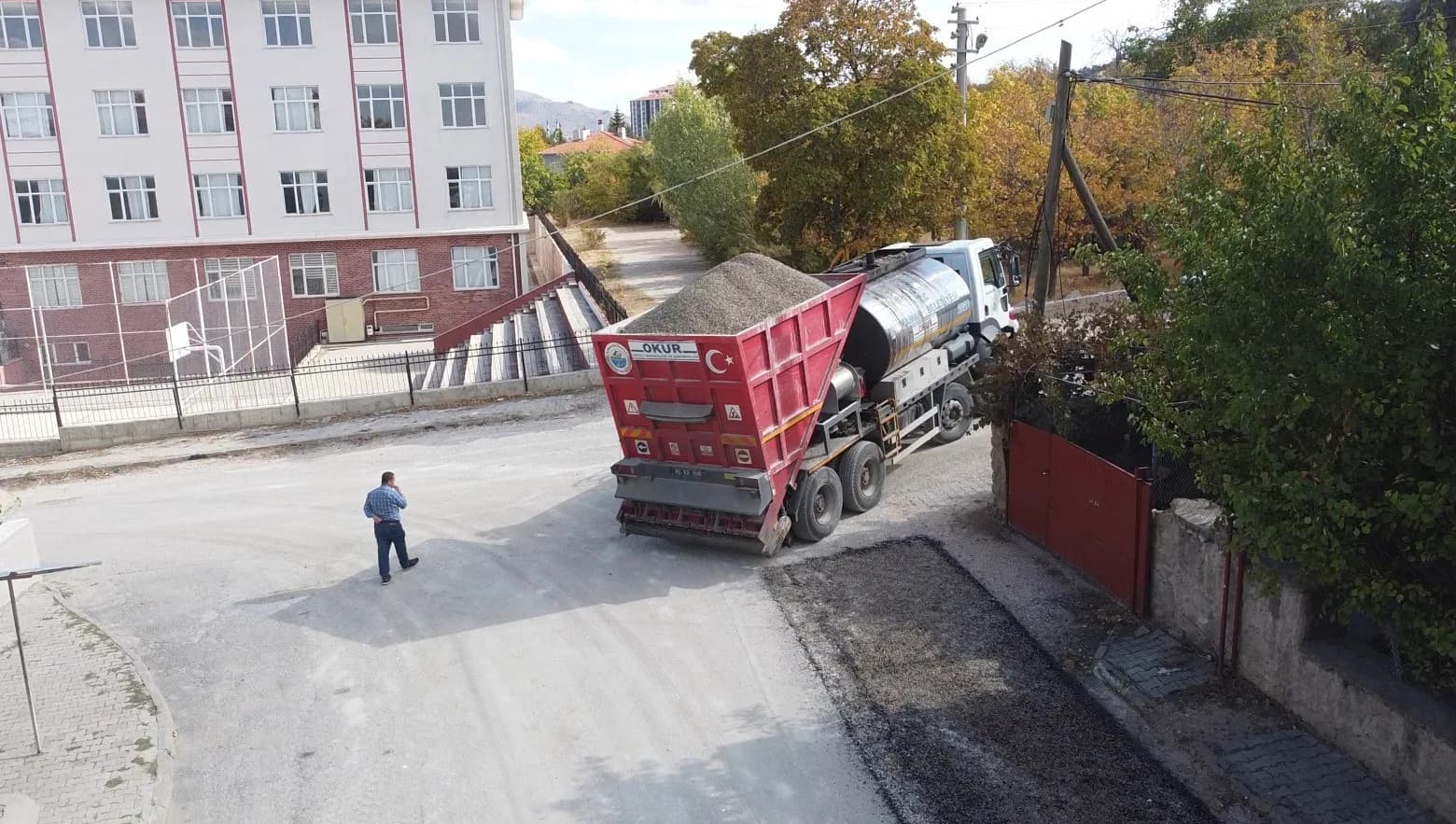 KAMAN BELEDİYE BAŞKANI EMRE DEMİRCİ; İLÇENİN ULAŞIM ALTYAPISINI GÜÇLENDİRMEK AMACIYLA YÜRÜTÜLEN ÇALIŞMALAR KAPSAMINDA TOPLAM 43 KİLOMETRELİK YOL YATIRIMININ TAMAMLANDIĞINI AÇIKLADI.