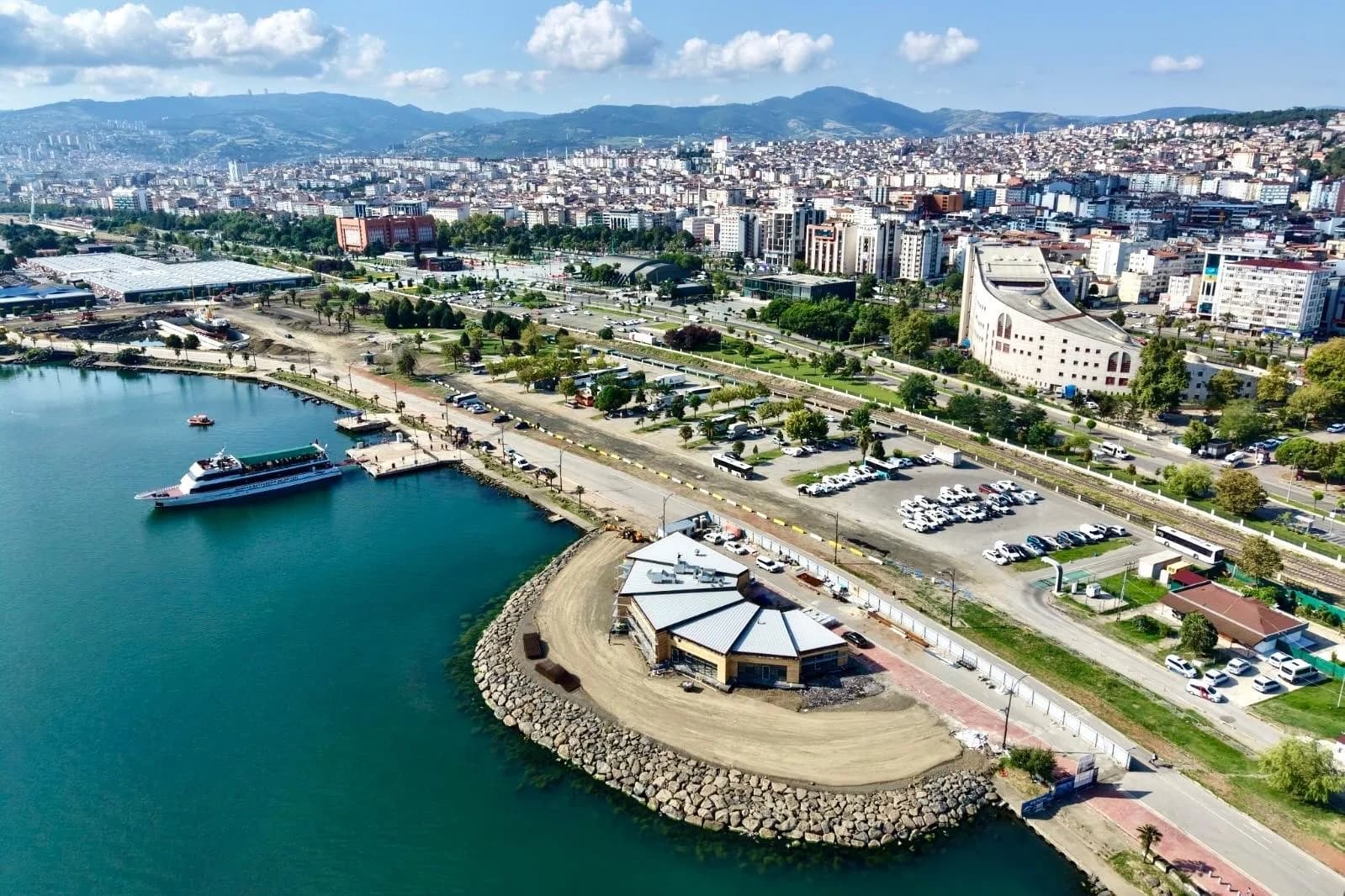 SAMSUN BÜYÜKŞEHİR BELEDİYESİNCE İLKADIM İLÇESİNE KAZANDIRILAN BALIK RESTORANI'NDA ÇALIŞMALAR SÜRERKEN, BÜYÜKŞEHİR BELEDİYE BAŞKANI HALİT DOĞAN ÇALIŞMALARI YERİNDE İNCELEDİ. YÜZDE 75’LİK KISMI TAMAMLANAN RESTORAN, HEM YERLİ HALKIN HEM DE ŞEHRE GELEN ZİYARETÇİLERİN UĞRAK NOKTASI OLMAYA HAZIRLANIYOR.