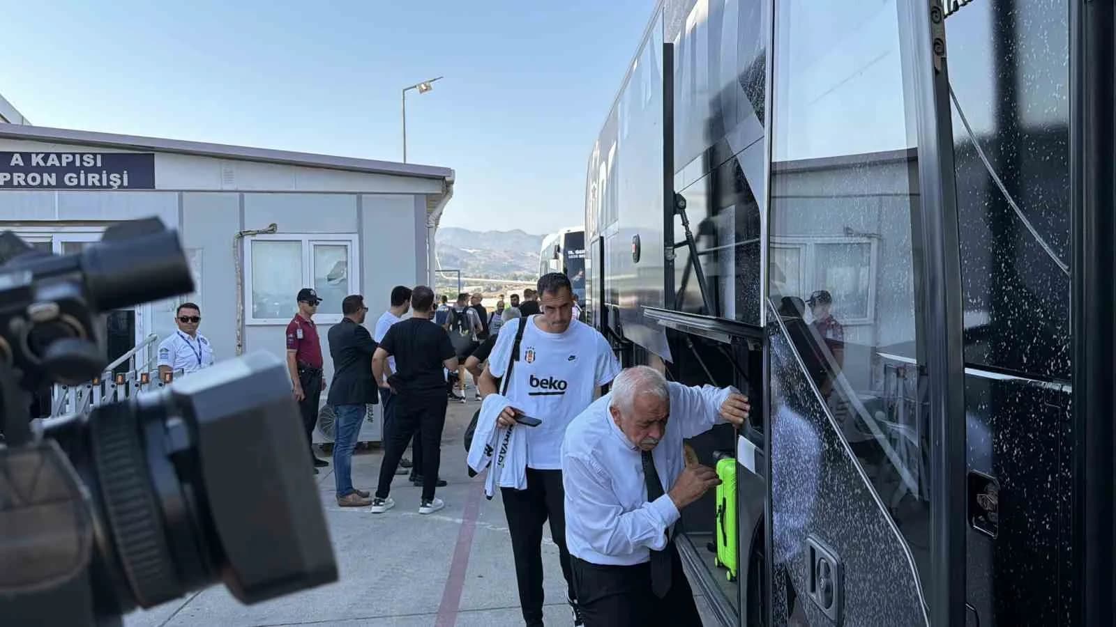 TRENDYOL SÜPER LİG’İN 2. HAFTASINDA CORENDON ALANYASPOR İLE KARŞILAŞACAK BEŞİKTAŞ’IN KAFİLESİ, ALANYA DEPLASMANI ÖNCESİNDE GAZİPAŞA’YA GELDİ. SİYAH-BEYAZLI KAFİLEYİ TAŞIYAN UÇAK, GAZİPAŞA-ALANYA HAVALİMANI’NA İNİŞ YAPTI.