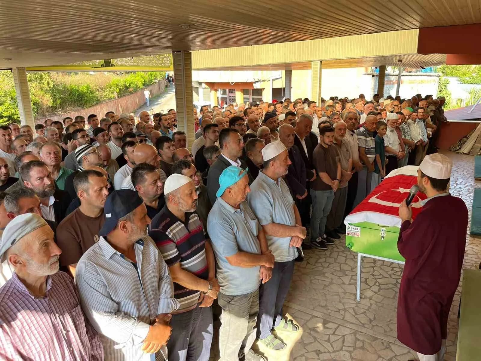 ANKARA'NIN BEYPAZARI İLÇESİNDEKİ ÇAYIRHAN KÖMÜR İŞLETMELERİ'NDE MEYDANA GELEN GÖÇÜKTE HAYATINI KAYBEDEN 33 YAŞINDAKİ MADEN İŞÇİSİ ERDİ KAHVECİ, MEMLEKETİ ZONGULDAK'IN GÖKÇEBEY İLÇESİNDE SON YOLCULUĞUNA UĞURLANDI.