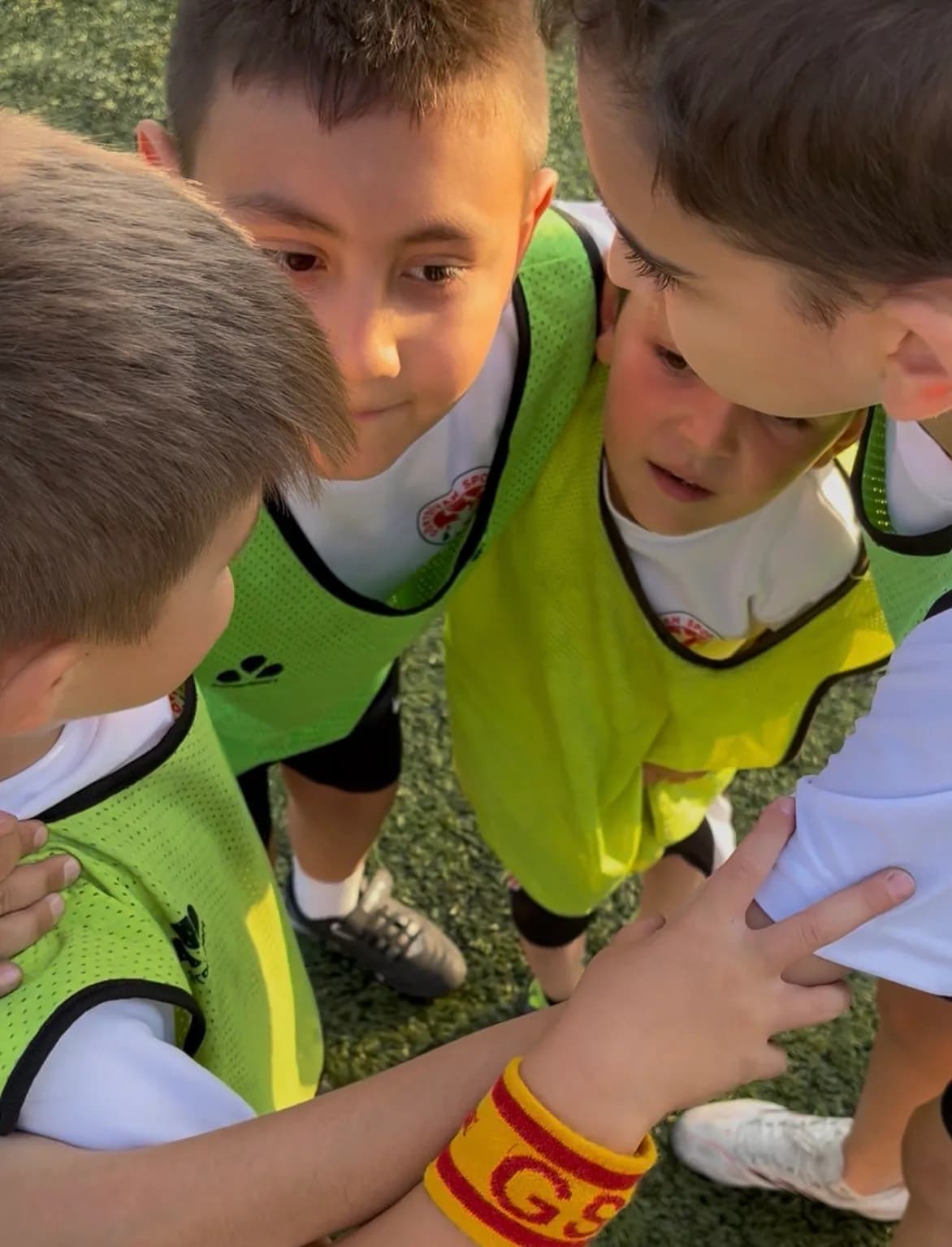 BOLU’DA DÖRTDİVANSPOR ALT YAŞ GRUPLARINDA FUTBOL OYNAYAN 5-6 YAŞ GRUBUNDAKİ ÇOCUKLARIN MAÇ ÖNCESİNDE YAPTIĞI TAKTİK GÖRÜŞMESİ RENKLİ ANLARA SAHNE OLDU.