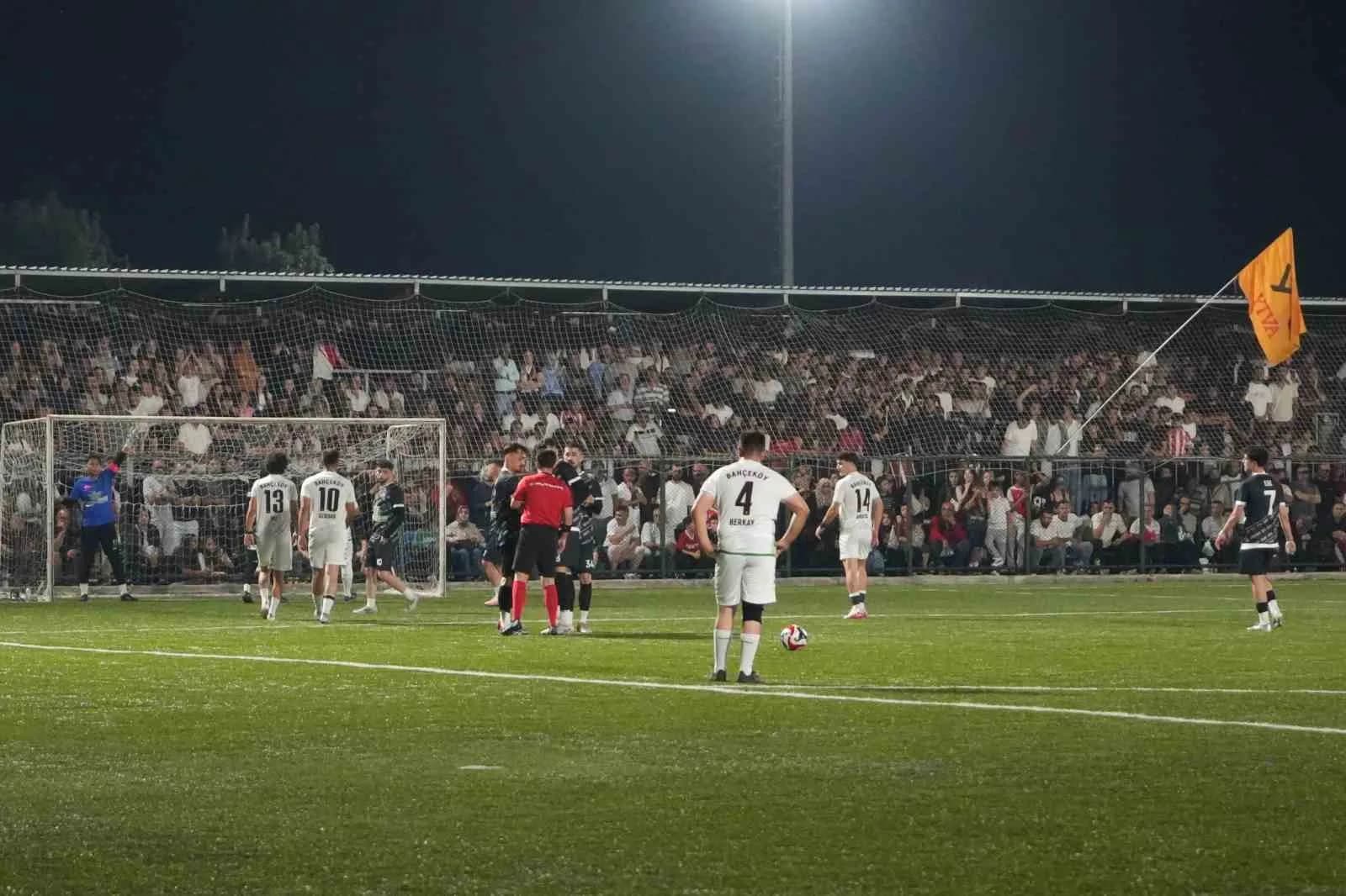 BOLU’DA BU YIL 5'İNCİSİ DÜZENLENEN VE 58 KÖY TAKIMININ KATILDIĞI ŞAMPİYON KÖYLER LİGİ FUTBOL TURNUVASI'NIN FİNALİNDE BAHÇEKÖY KÖYÜ'NÜ 2-1 MAĞLUP EDEN YUVA KÖYÜ ŞAMPİYON OLDU. BİNLERCE FUTBOLSEVERİN HEYECANLA TAKİP ETTİĞİ GECEDE KUPAYI KALDIRAN ŞAMPİYON BÜYÜK COŞKU YAŞARKEN, DERECEYE GİREN TAKIMLARA SİYASİLERDEN PARA ÖDÜLÜ YAĞDI.