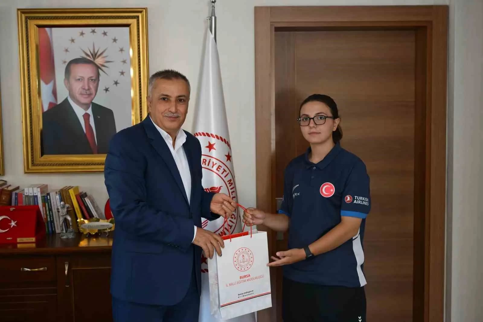 GENÇ OKÇU FATMA NİSA, AVRUPA ŞAMPİYONLUĞUNUN ARDINDAN İL MİLLİ EĞİTİM MÜDÜRÜ’NÜN KONUĞU OLDU. BURSA’DA MİLLİ OKÇU FATMA NİSA GÖKDEMİR, AVRUPA GENÇLER OKÇULUK ŞAMPİYONASI’NDA U18 MAKARALI YAY KADIN MİLLİ TAKIMI İLE ELDE ETTİĞİ AVRUPA ŞAMPİYONLUĞUNUN ARDINDAN İL MİLLİ EĞİTİM MÜDÜRÜ GÜRHAN ÇOKGEZER TARAFINDAN MAKAMINDA KABUL EDİLDİ.