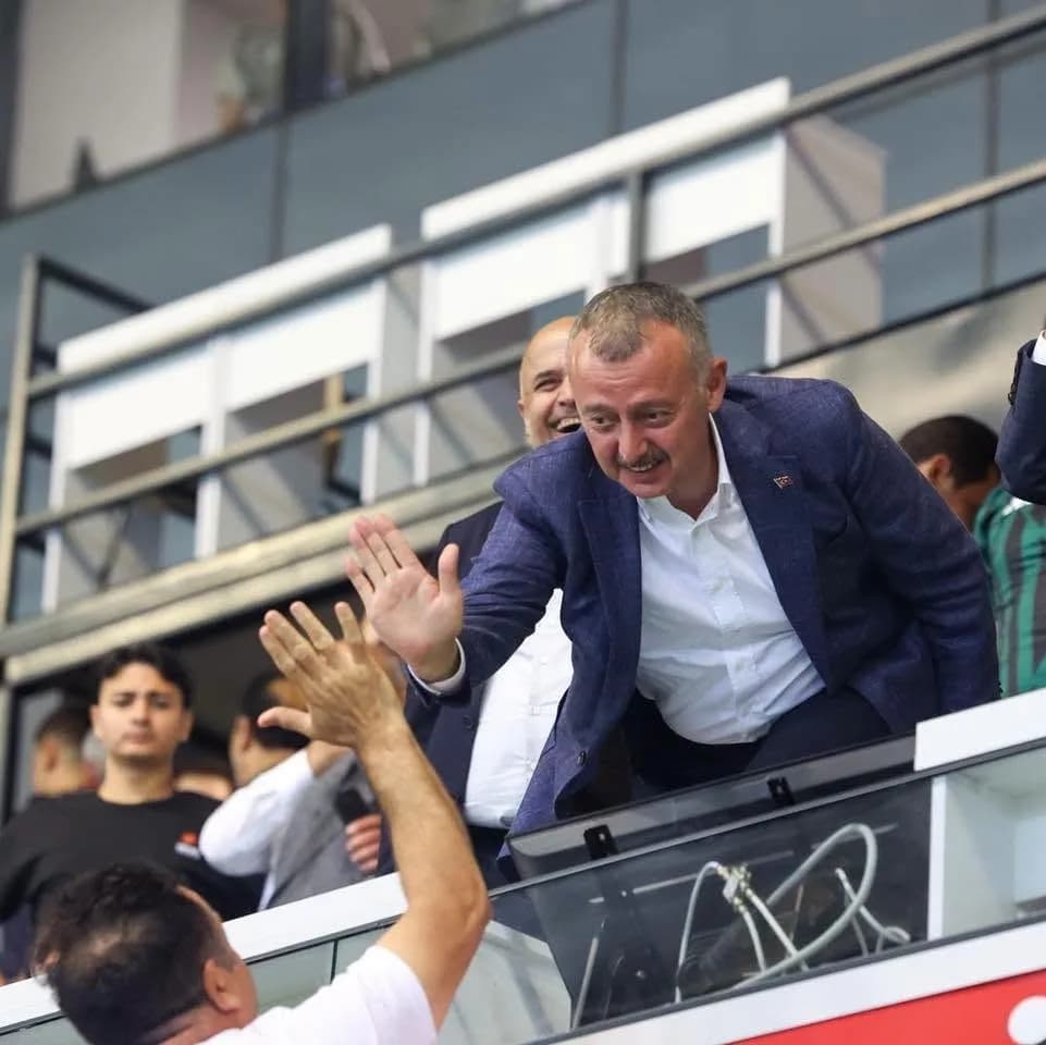 KOCAELİ BÜYÜKŞEHİR BELEDİYE BAŞKANI TAHİR BÜYÜKAKIN, TRENDYOL SÜPER LİG'İN 2. HAFTASINDA SAHASINDA AMED SPORTİF FAALİYETLER'İ 2-0 YENEN KOCAELİSPOR'U KUTLADI.