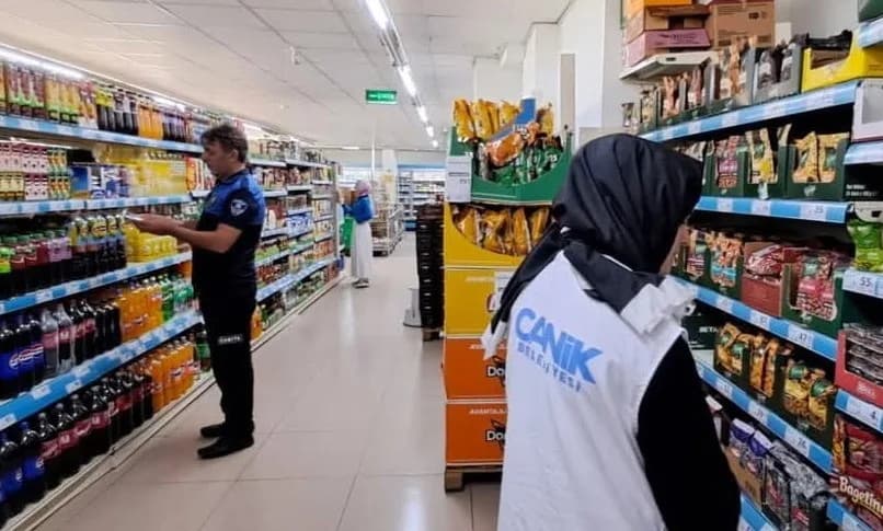 CANİK İLÇESİNDE ZABITA EKİPLERİ, MARKETLERDE FİYAT, GRAMAJ, SON TÜKETİM TARİHİ VE HİJYEN DENETİMİ GERÇEKLEŞTİRDİ.