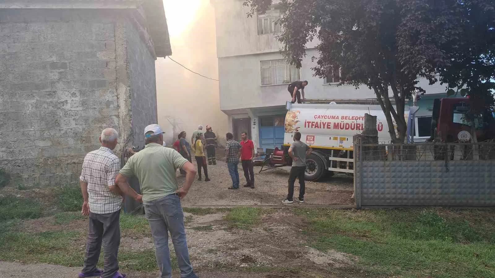 ZONGULDAK’IN ÇAYCUMA İLÇESİNE BAĞLI HELİMLER MAHALLESİ’NDE BİR ODUNLUKTA YANGIN ÇIKTI. YANGIN, JANDARMA EKİPLERİNİN İLK MÜDAHALESİ SONRASI İTFAİYE EKİPLERİNİN ÇALIŞMASI SONUCU SÖNDÜRÜLDÜ.