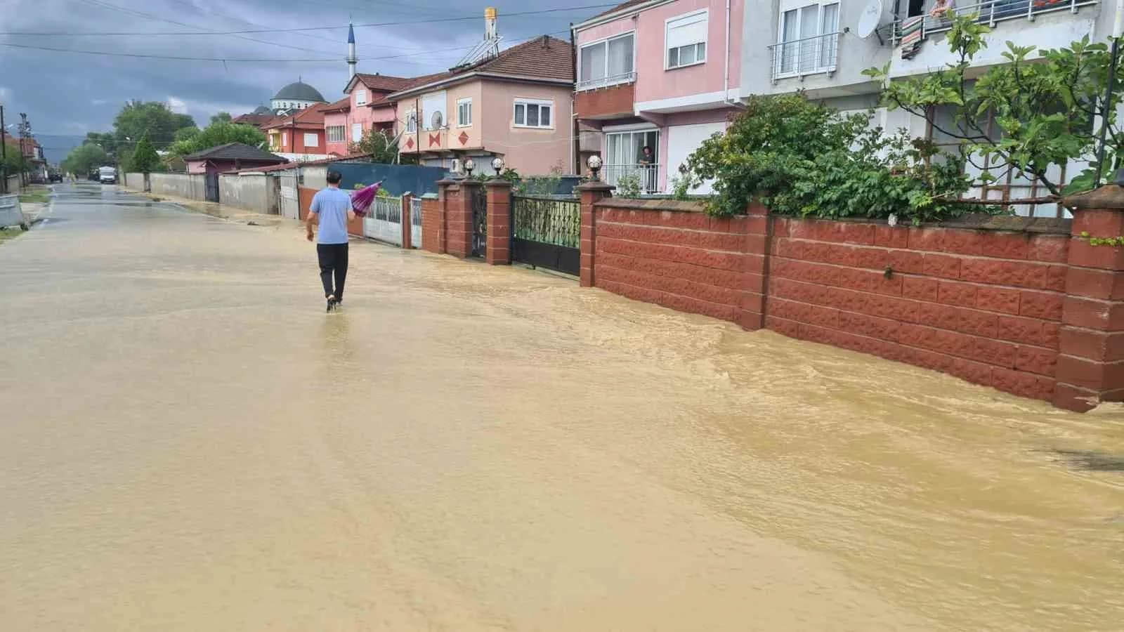 ZONGULDAK’IN ÇAYCUMA İLÇESİNE BAĞLI GÜZELOĞLU MAHALLESİ’NDE ETKİLİ OLAN SAĞANAK YAĞIŞLARIN ARDINDAN MEYDANA GELEN SU TAŞKINI VATANDAŞLARI MAĞDUR ETTİ. MAHALLE SAKİNLERİ, TAŞKINLARIN ÖNÜNE GEÇİLMESİ İÇİN BÖLGEDE DERE YAPILMASINI İSTEDİ.
