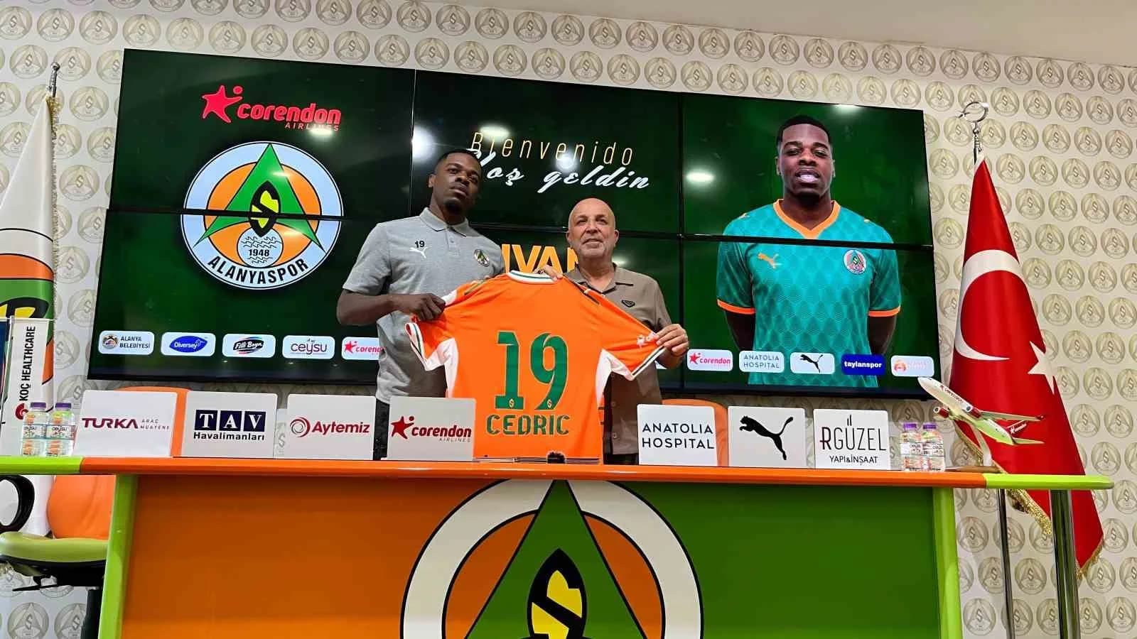 CORENDON ALANYASPOR, VANSPOR FK FORMASI GİYEN 24 YAŞINDAKİ FORVET IVAN CEDRİC İLE 4 YILLIK SÖZLEŞME İMZALADI. GEÇEN SEZON VANSPOR FK’DA 34 RESMİ KARŞILAŞMADA 15 GOL ATAN KAMERUNLU OYUNCU, DÜZENLENEN TÖRENLE RESMEN ALANYASPORLU OLDU.