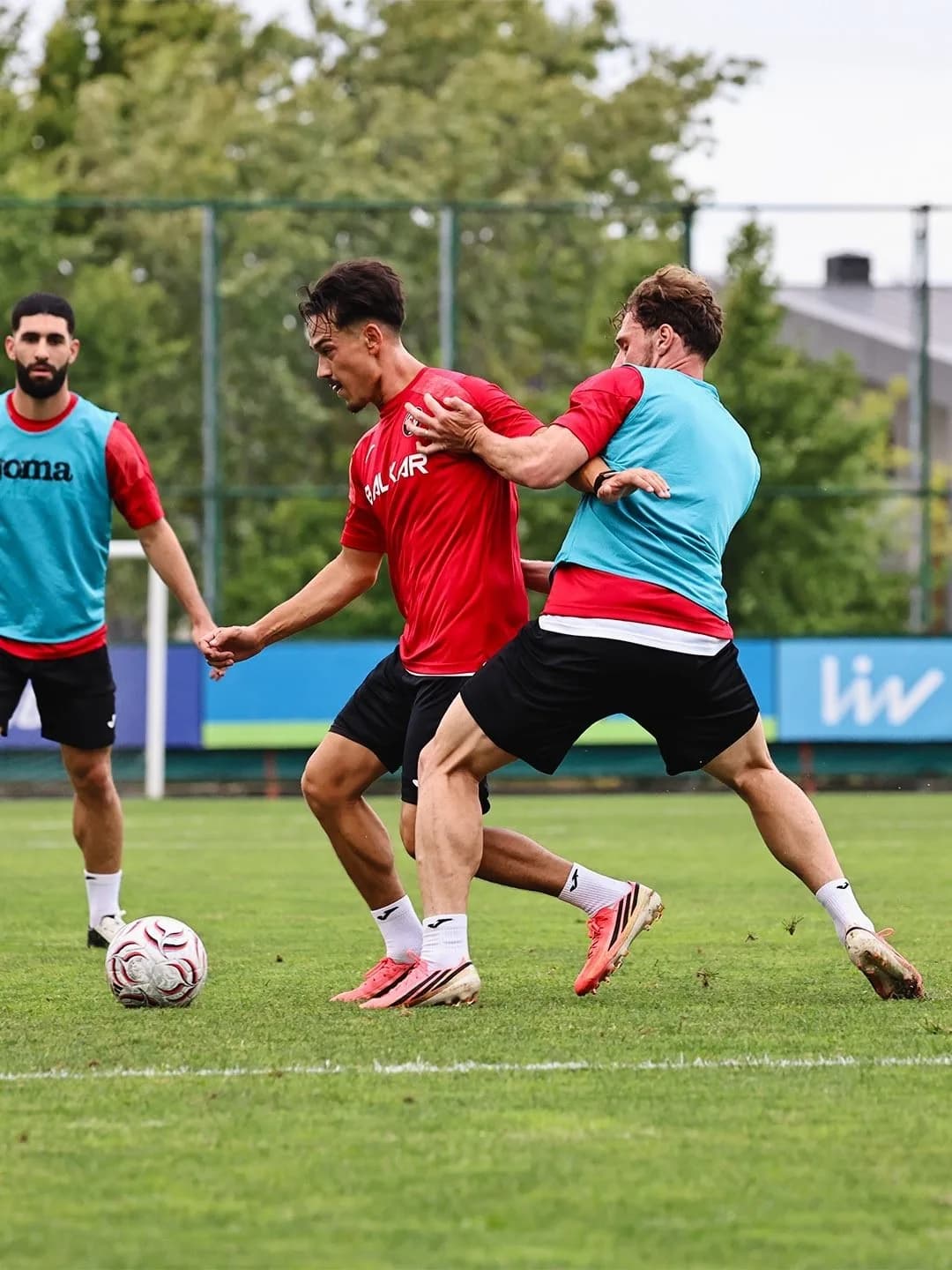 TRENDYOL SÜPER LİG'İN YENİ EKİPLERİNDEN ÇORUM FK, YARIN GALATASARAY İLE OYNACAĞI MAÇIN HAZIRLIKLARINI İSTANBUL'DA YAPTIĞI ANTRENMANLA TAMAMLADI.