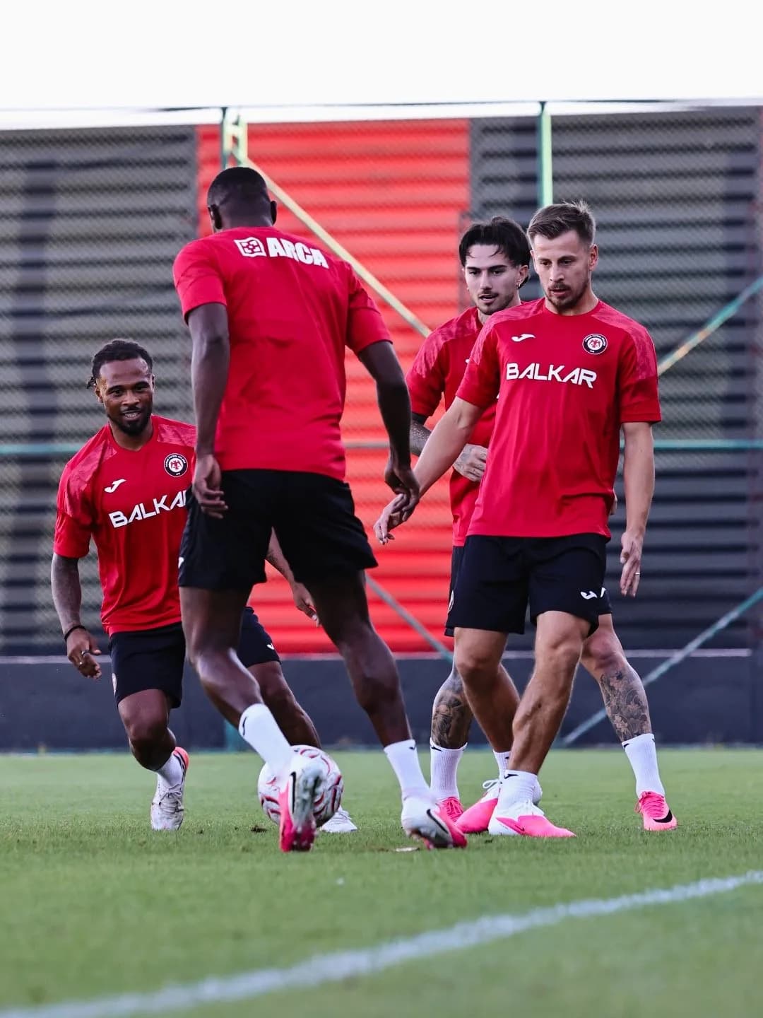 TRENDYOL SÜPER LİG EKİPLERİNDEN ÇORUM FK, YARIN KASIMPAŞA'YI KONUK EDECEĞİ KARŞILAŞMANIN HAZIRLIKLARINI TAMAMLADI.