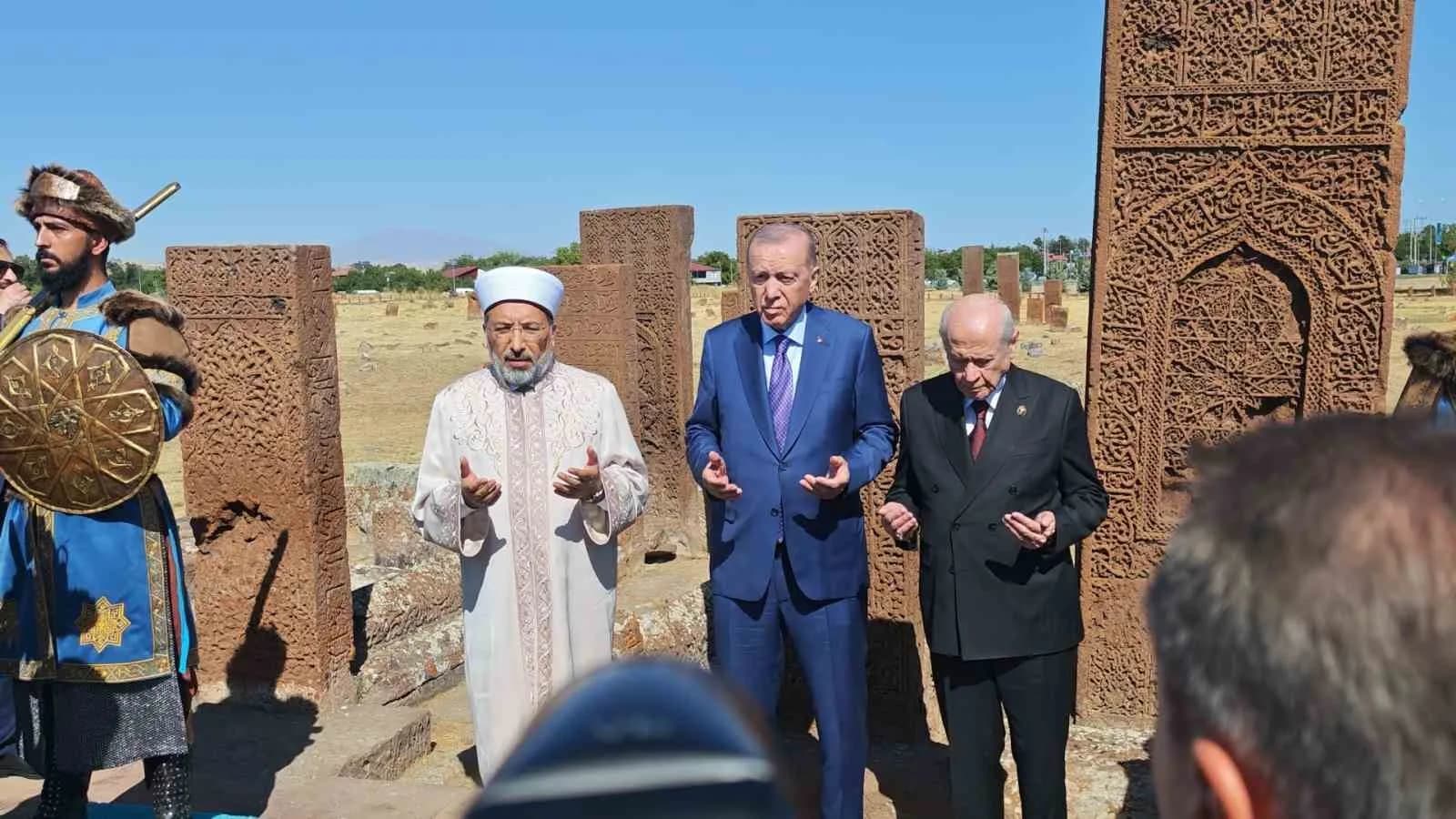MALAZGİRT ZAFERİ’NİN 955’İNCİ YIL DÖNÜMÜ DOLAYISIYLA BİTLİS’İN AHLAT İLÇESİNDEKİ ETKİNLİKLERE KATILMAK ÜZERE BİTLİS’İN AHLAT İLÇESİNDE BULUNAN CUMHURBAŞKANI RECEP TAYYİP ERDOĞAN, PROGRAM ÇERÇEVESİNDE İLÇEDE BULUNAN AHLAT SELÇUKLU KABRİSTANINI ZİYARET ETTİ.