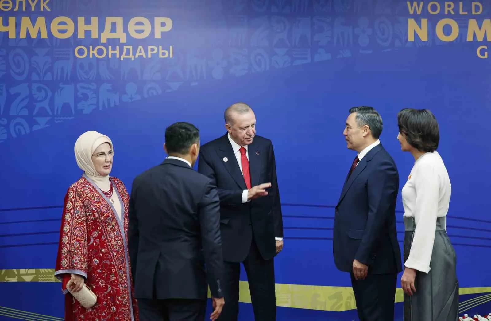CUMHURBAŞKANI RECEP TAYYİP ERDOĞAN, 6. DÜNYA GÖÇEBE OYUNLARI AÇILIŞ TÖRENİ'NİN GERÇEKLEŞTİRİLECEĞİ BİŞKEK ARENA'DA KIRGIZİSTAN CUMHURBAŞKANI SADR CAPAROV TARADINDAN KARŞILANDI.