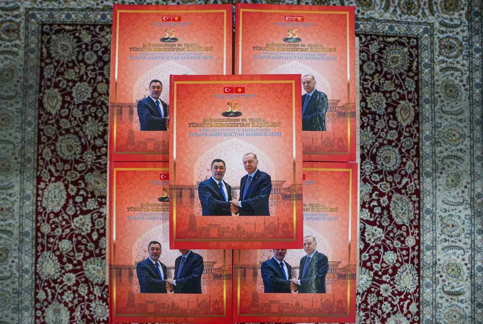 CUMHURBAŞKANI RECEP TAYYİP ERDOĞAN, TÜRKİYE-KIRGIZİSTAN İLİŞKİLERİNİN KALEME ALINDIĞI VE TAKDİM YAZISINI KENDİSİNİN YAZDIĞI ÖZEL HAZIRLANAN KİTABI, BİŞKEK'TE KIRGIZİSTAN CUMHURBAŞKANI SADIR CAPAROV'A HEDİYE EDECEK.