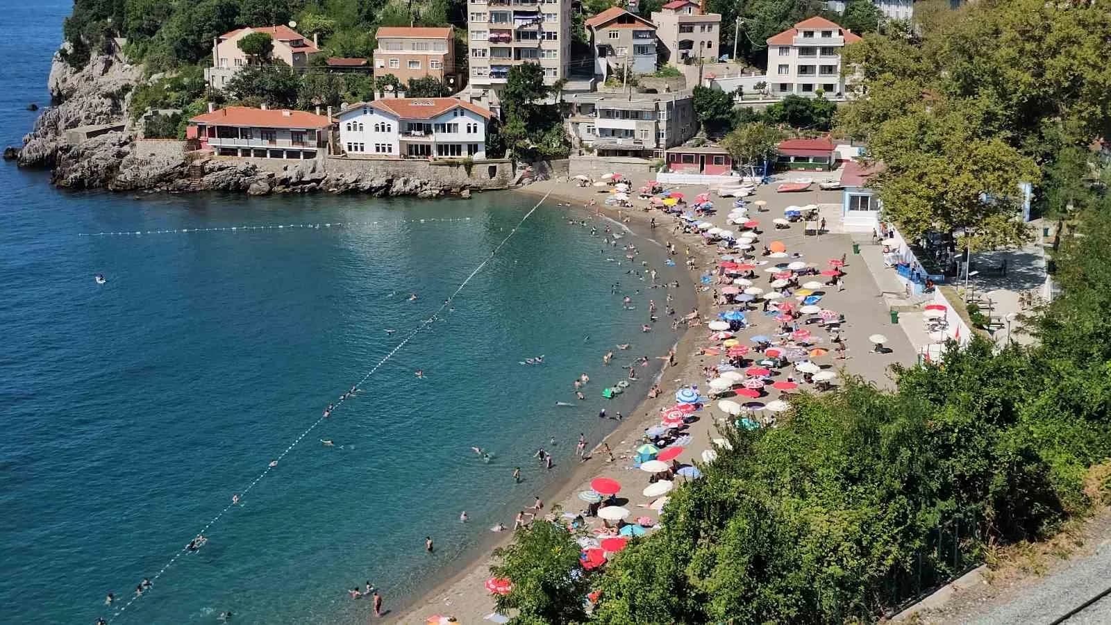 ZONGULDAK’TA DÖRT GÜNLÜK DENİZE GİRİŞ YASAKLARININ SONA ERMESİYLE BİRLİKTE KAPUZ PLAJI HAREKETLENDİ. VATANDAŞLAR, DENİZE GİREREK SERİNLEMEYE ÇALIŞTI.
