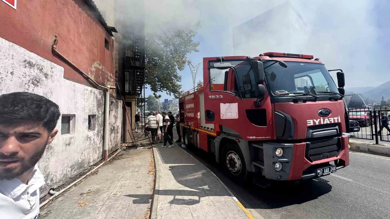 OLAY YERİNE GELEN İTFAİYE EKİPLERİ YANGINA KISA SÜREDE MÜDAHALE EDEREK, BÜYÜMEDEN KONTROL ALTINA ALDI.
