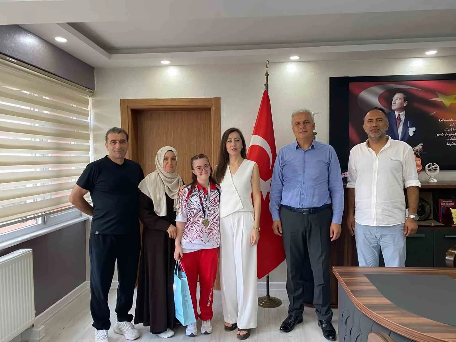 DOWN SENDROMLULAR MASA TENİSİ ŞAMPİYONALARINDA ÜST ÜSTE KAZANDIĞI TÜRKİYE ŞAMPİYONLUKLARI VE ELDE ETTİĞİ DÜNYA ÜÇÜNCÜLÜĞÜ İLE HEM İLÇENİN HEM DE TÜRKİYE'NİN GURURU OLAN KDZ. EREĞLİ ÖZEL EĞİTİM MESLEK OKULU ÖĞRENCİSİ ZEYNEP TUNCAY, AİLESİ VE OKUL MÜDÜRÜ NAZIM YÜKSEL İLE BİRLİKTE KDZ. EREĞLİ İLÇE MİLLÎ EĞİTİM MÜDÜRÜ HARUN AKGÜL’Ü MAKAMINDA ZİYARET ETTİ.