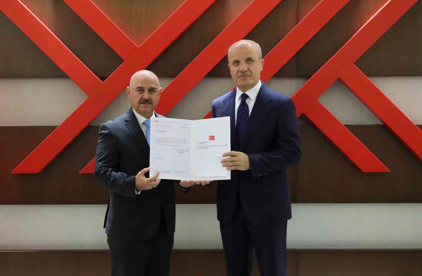 CUMHURBAŞKANI RECEP TAYYİP ERDOĞAN’IN TENSİPLERİYLE VE YÖK BAŞKANI PROF. DR. EROL ÖZVAR’IN TEKLİFLERİYLE DÜZCE ÜNİVERSİTESİ REKTÖRLÜĞÜ GÖREVİNE YENİDEN ATANAN REKTÖR PROF. DR. NEDİM SÖZBİR, MAZBATASINI YÜKSEKÖĞRETİM KURULU (YÖK) BAŞKANI PROF. DR. EROL ÖZVAR’DAN ALDI.
