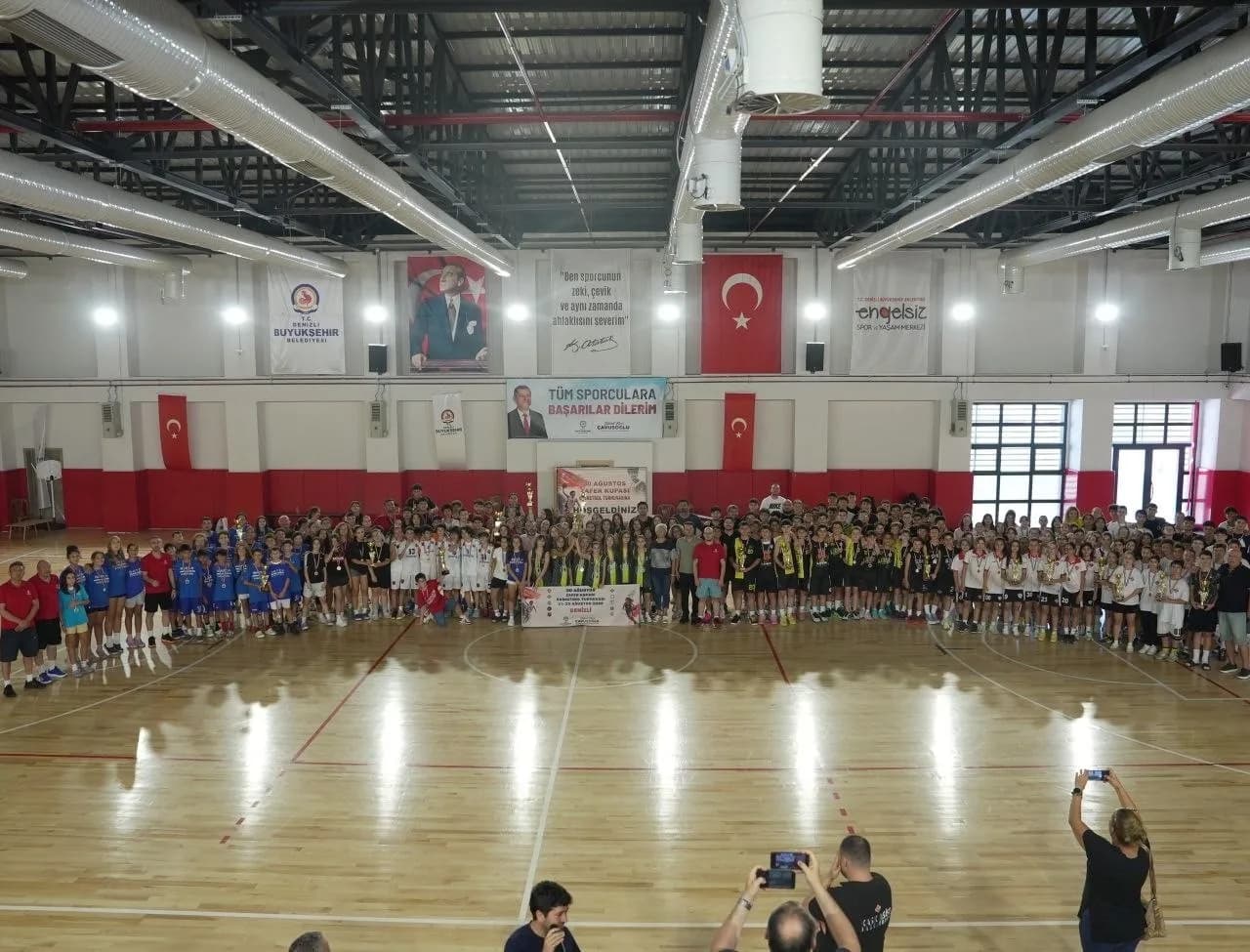 DENİZLİ BÜYÜKŞEHİR BELEDİYESİ’NİN 30 AĞUSTOS ZAFER BAYRAMI ETKİNLİKLERİ KAPSAMINDA DÜZENLEDİĞİ ZAFER KUPASI BASKETBOL TURNUVASI, EGE BÖLGESİ’NDEN GENÇ SPORCULARI DENİZLİ’DE BULUŞTURDU. ÜÇ GÜN SÜREN TURNUVADA 20 TAKIM VE YAKLAŞIK 300 SPORCU, DOSTLUK VE CENTİLMENLİK İÇİNDE MÜCADELE ETTİ.