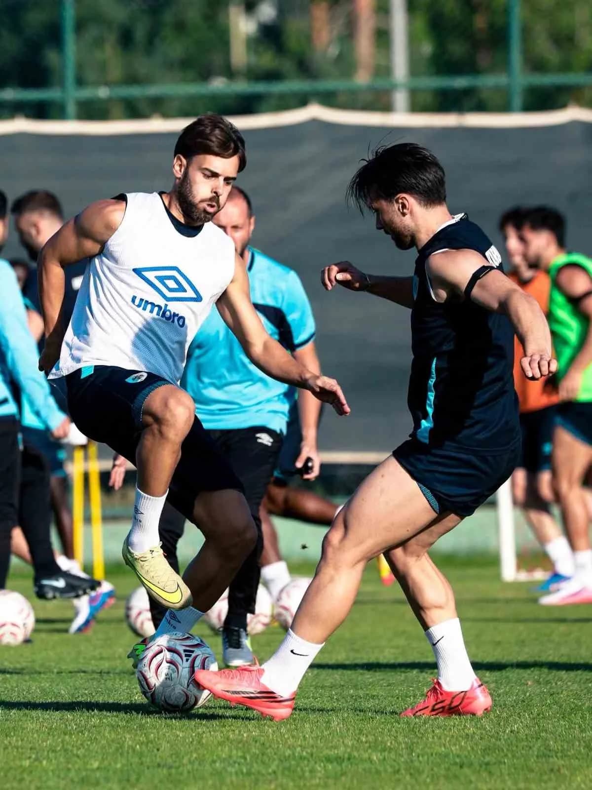ERZURUMSPOR FK, TRENDYOL SÜPER LİG’İN 3. HAFTASINDA DEPLASMANDA GENÇLERBİRLİĞİ İLE OYNAYACAĞI KARŞILAŞMA ÖNCESİ HAZIRLIKLARINI SÜRDÜRÜYOR. MİGUEL CARDOSO (SOLDA), MURAT CEM AKPINAR (SAĞDA)
