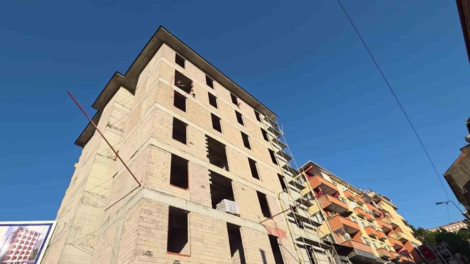 ZONGULDAK'IN KARADENİZ EREĞLİ İLÇESİNDE EŞİYLE TARTIŞTIĞI ÖĞRENİLEN BİR KİŞİ, YAPIMI DEVAM EDEN BİR İNŞAATA ÇIKTI.