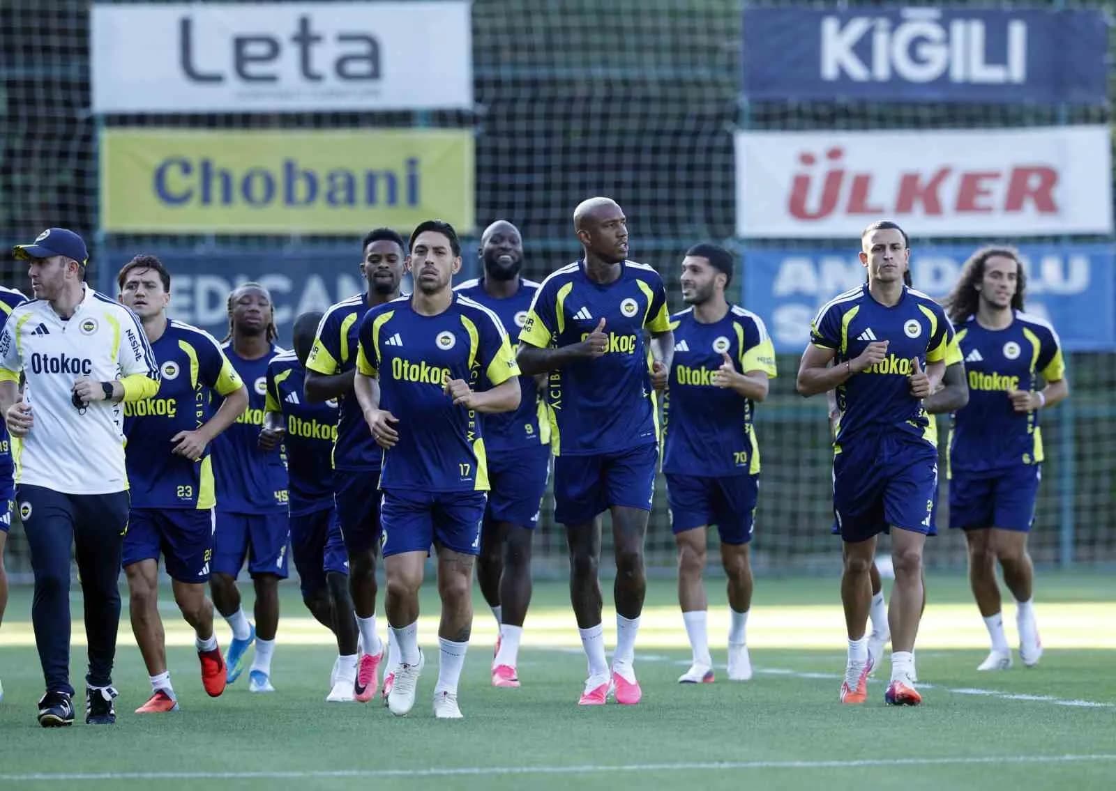 FENERBAHÇE, UEFA ŞAMPİYONLAR LİGİ PLAY-OFF TURU RÖVANŞINDA FRANSIZ EKİBİ LYON İLE OYNAYACAĞI MAÇIN HAZIRLIKLARINA YAPTIĞI ANTRENMANLA DEVAM ETTİ.