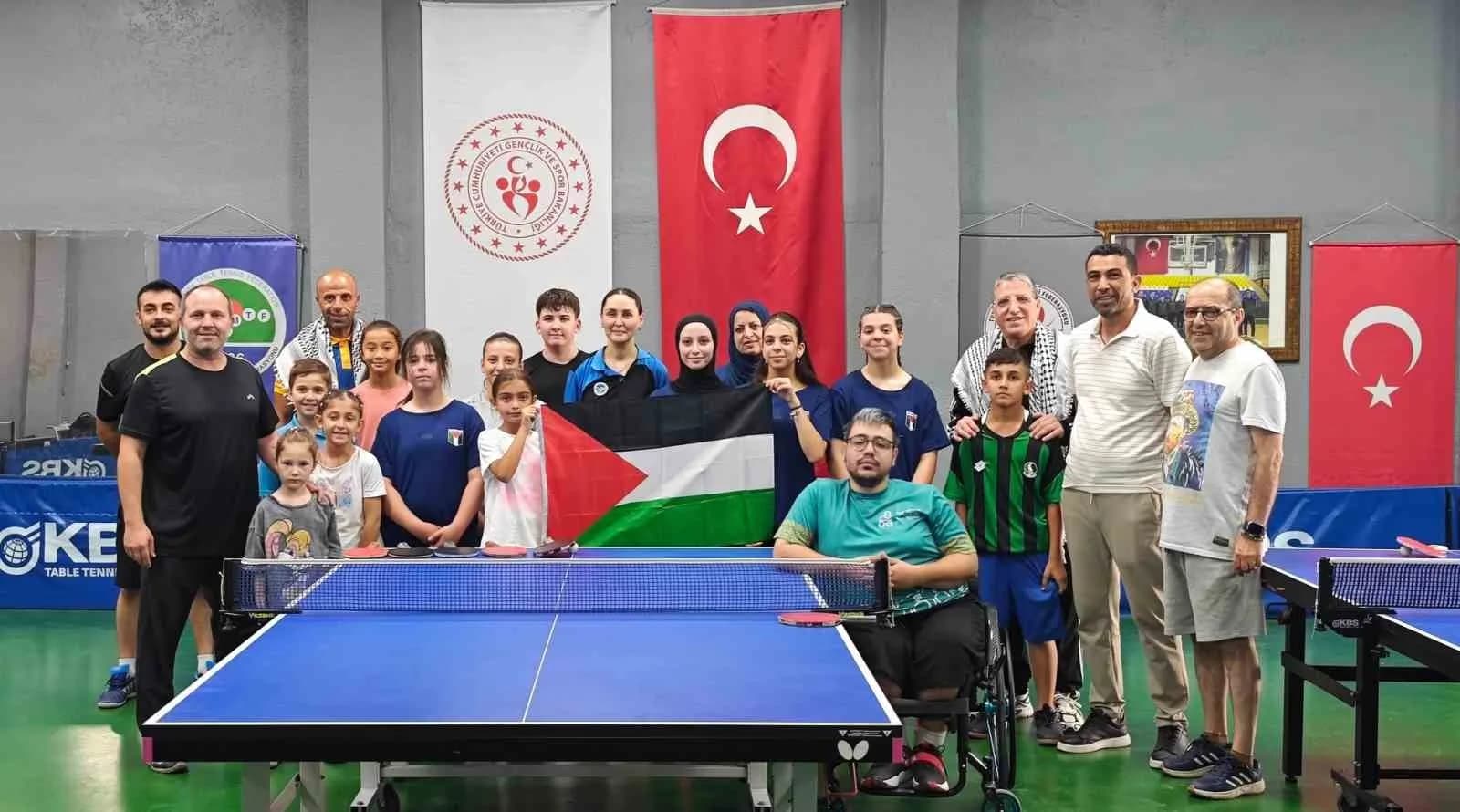 FİLİSTİN MASA TENİSİ MİLLİ TAKIMI, HAZIRLIK KAMPI ÇERÇEVESİNDE SAKARYA'DA SPORSEVERLERLE VE SAKARYA BÜYÜKŞEHİR BELEDİYESİ MASA TENİSİ TAKIMI İLE BİR ARAYA GELDİ.