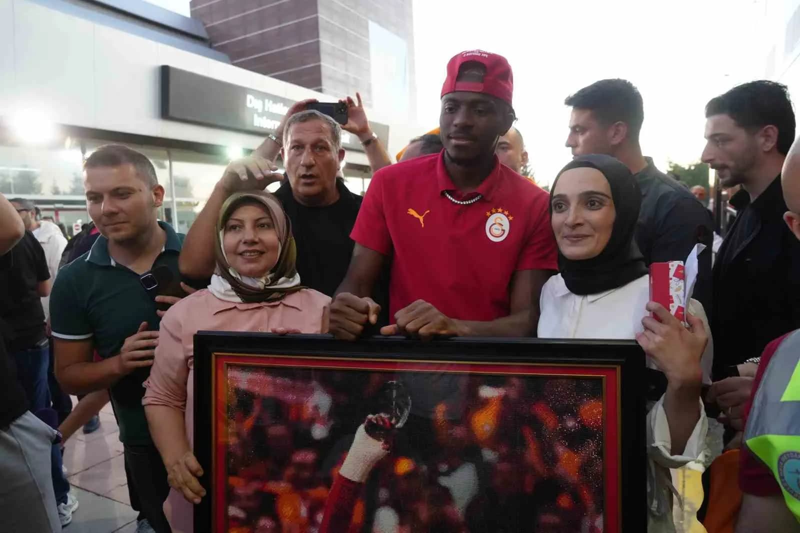 SARI-KIRMIZILI TARAFTARLAR YILDIZ FUTBOLCU VİCTOR OSİMHEN VE TEKNİK DİREKTÖR OKAN BURUK’A YOĞUN İLGİ GÖSTERDİ.