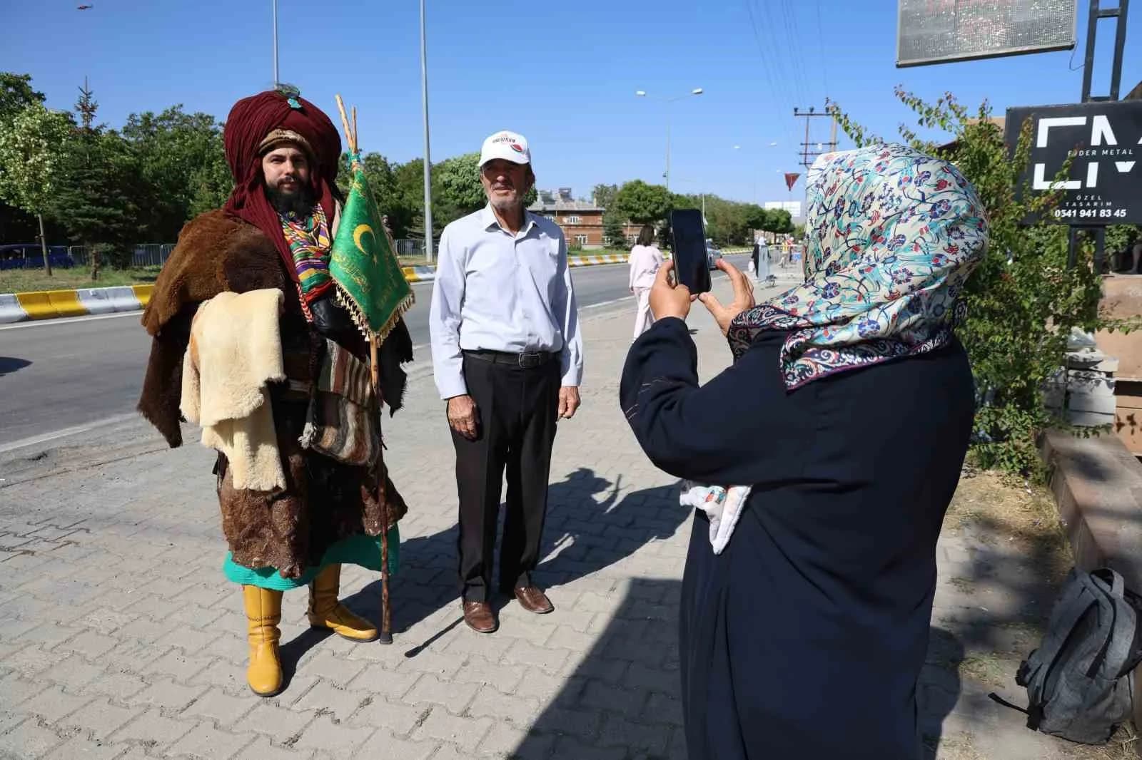 SELÇUKLU KÜLTÜRÜNÜ YAŞATMAK ADINA DÖNEMİN KIYAFETİYLE, CUMHURBAŞKANI RECEP TAYYİP ERDOĞAN’I GÖRMEK İÇİN BİTLİS’E GELEN SEYFULLAH MUTLU, "CUMHURBAŞKANIMIZ UZAKTAN DA OLSA BİZLERE EL SALLADI. REİSİMİZİ SEVİYORUZ. ALLAH BAŞIMIZDAN EKSİK ETMESİN. RABBİM ONA HAYIRLI ÖMÜRLER VERSİN