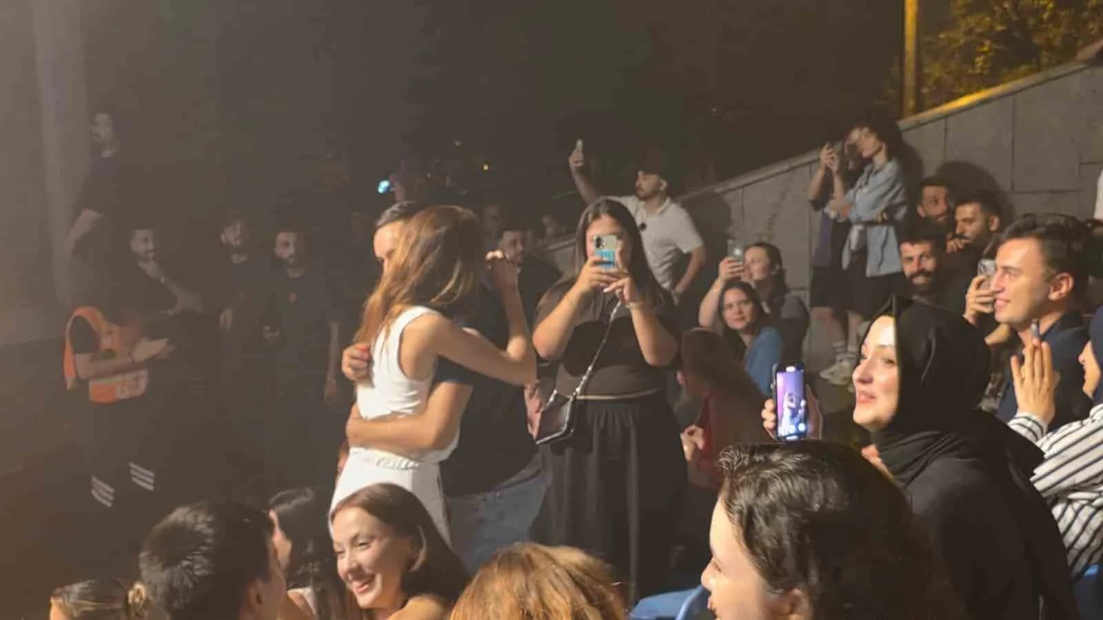 ZONGULDAK’IN KARADENİZ EREĞLİ İLÇESİNDE ÜNLÜ SANATÇI GÖKHAN TÜRKMEN’İN SAHNE ALDIĞI KONSER, ROMANTİK ANLARA SAHNE OLDU. 3M FİRMASININ ORGANİZASYONUYLA ACHERON AMFİ TİYATRO’DA DÜZENLENEN KONSERDE 9 ÇİFT, TÜRKMEN’İN ŞARKILARI EŞLİĞİNDE EVLİLİK TEKLİFİ ETTİ.